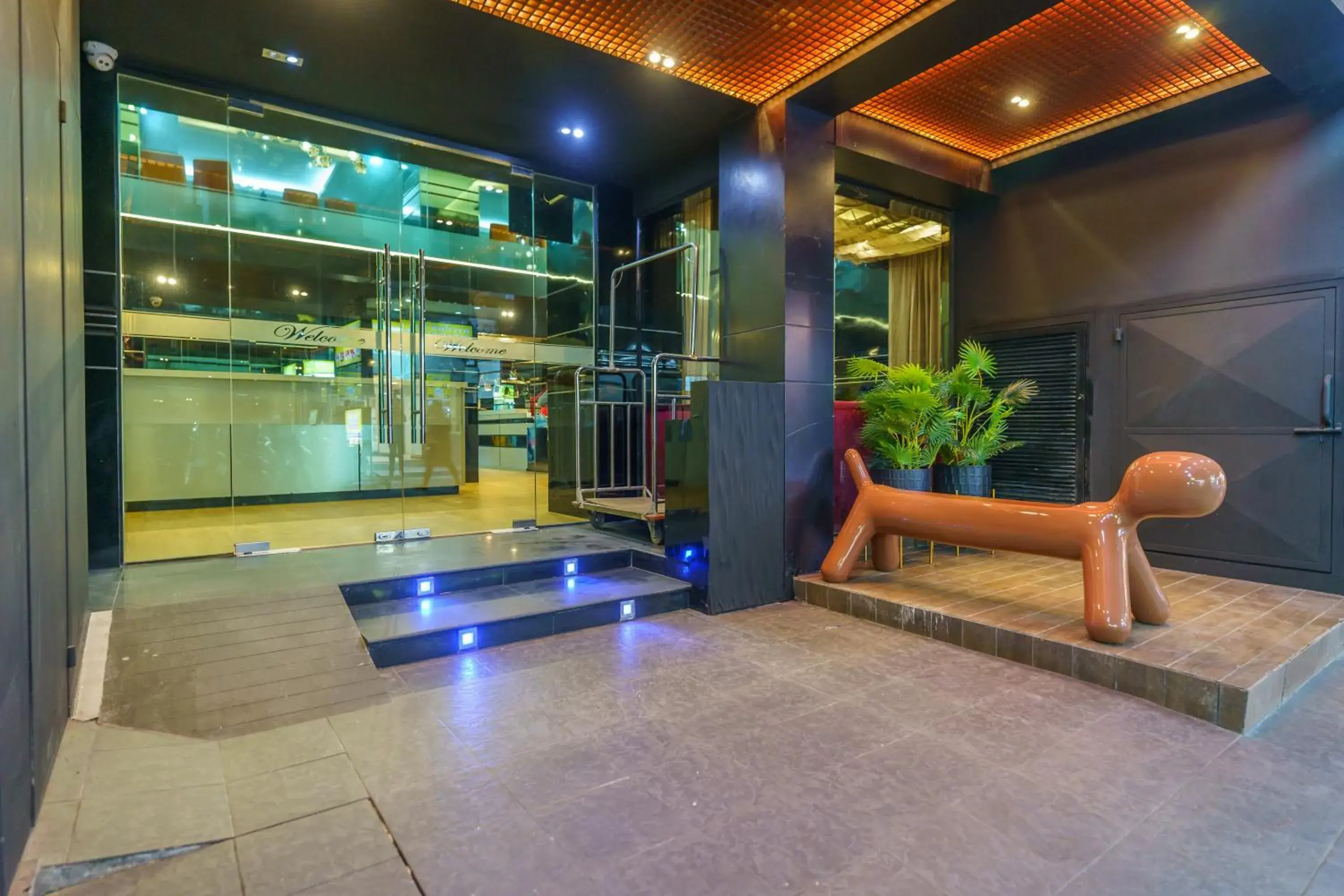 Property building in De Lux Bangkok Hotel Property building in De Lux Bangkok Hotel