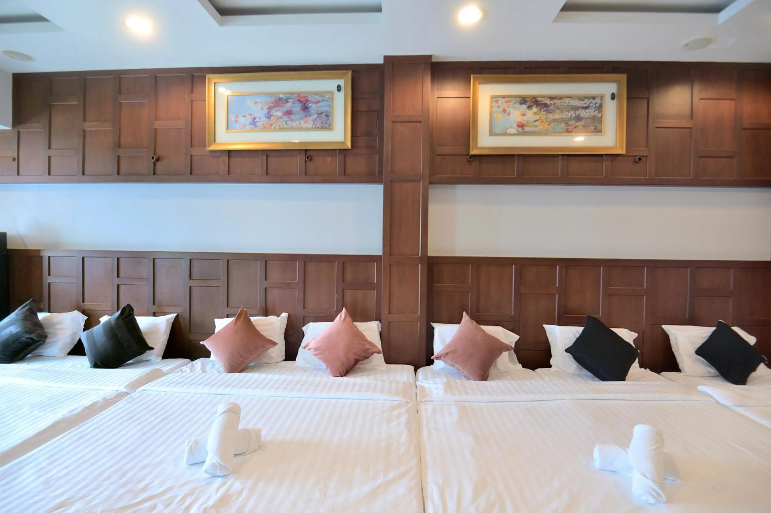 Bedroom, Bed in De Lux Bangkok Hotel