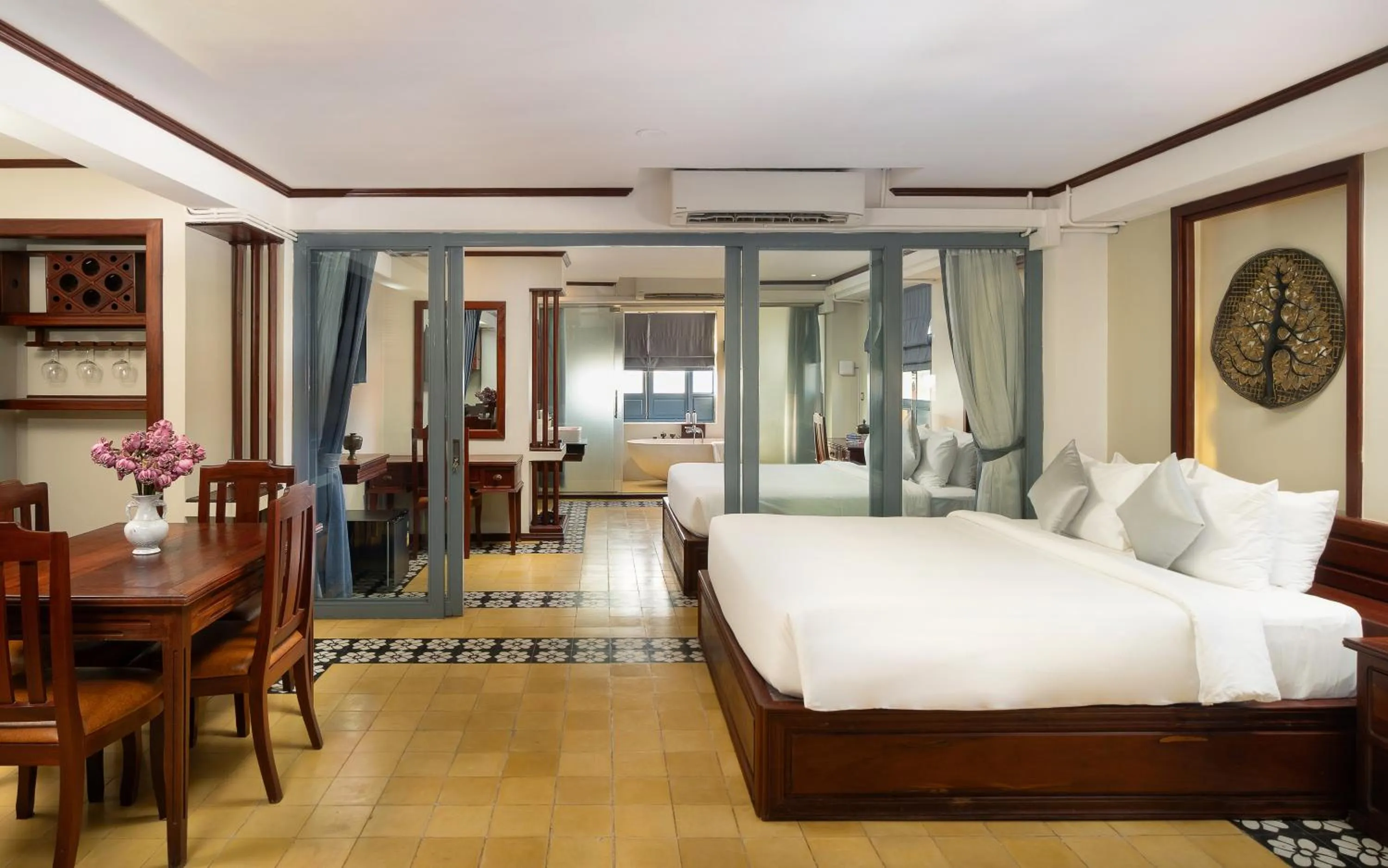 Photo of the whole room, Bed in The Elephant