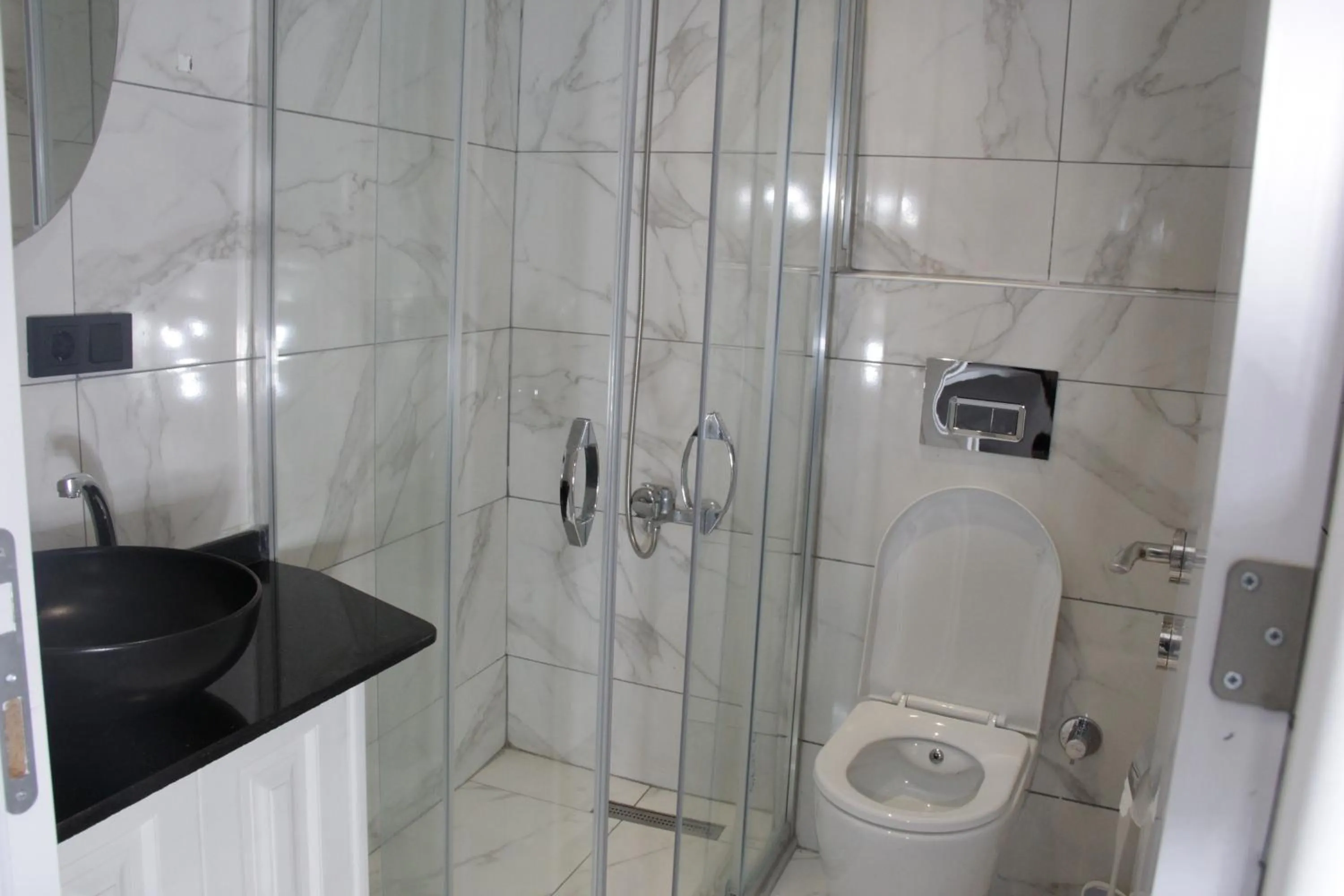 Shower in Solo Suites Hotel
