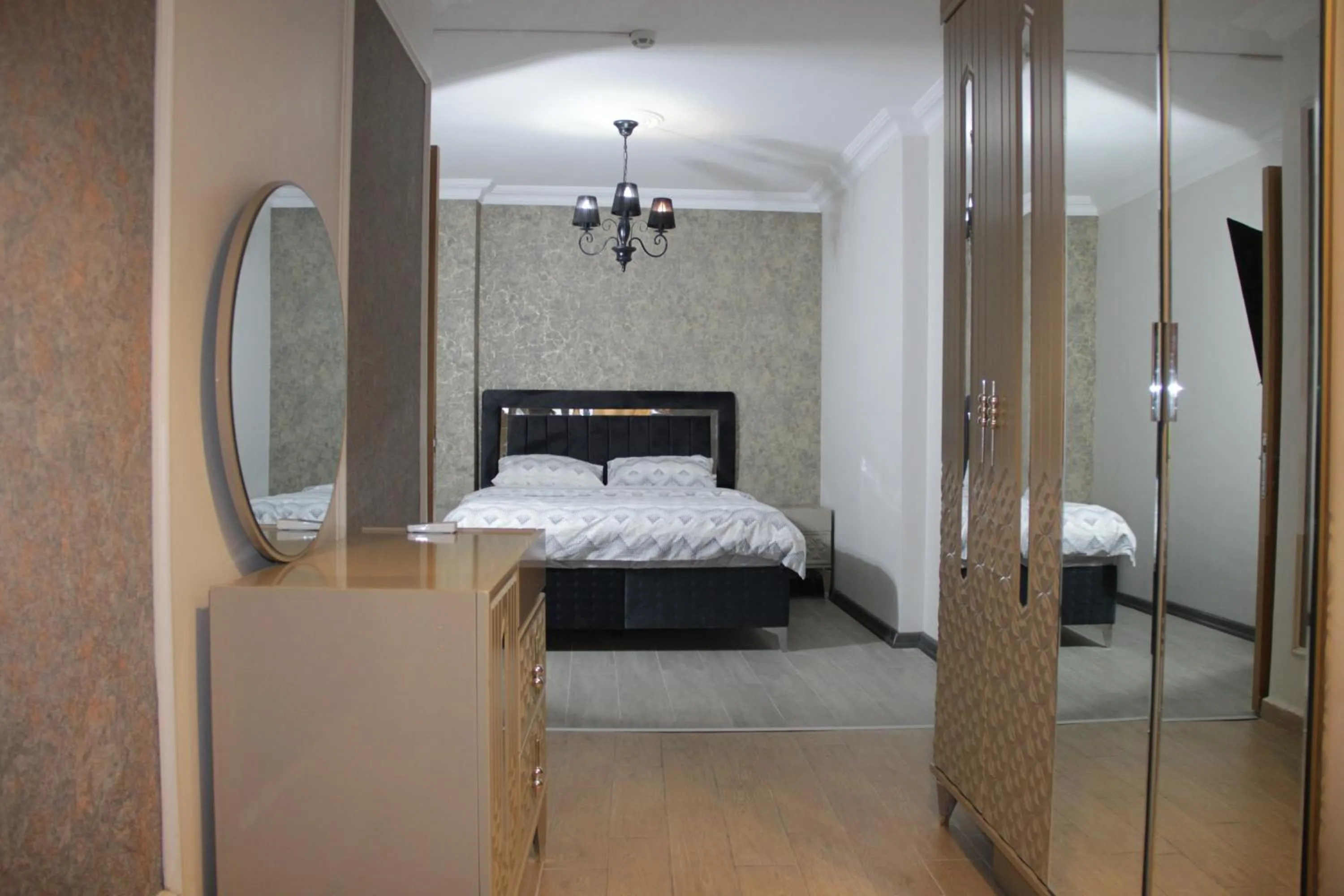 Shower, Bed in Solo Suites Hotel