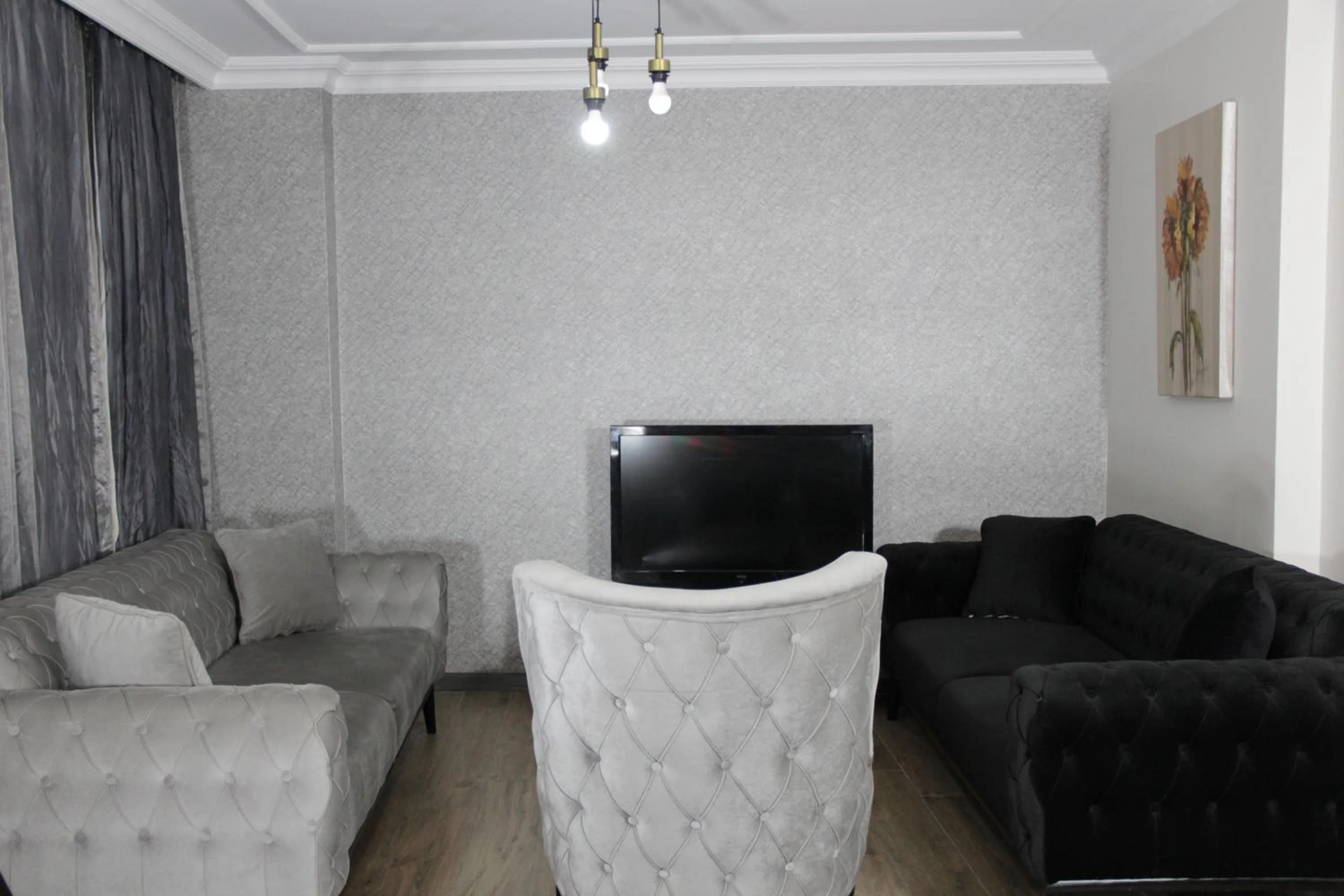 Communal lounge/ TV room in Solo Suites Hotel