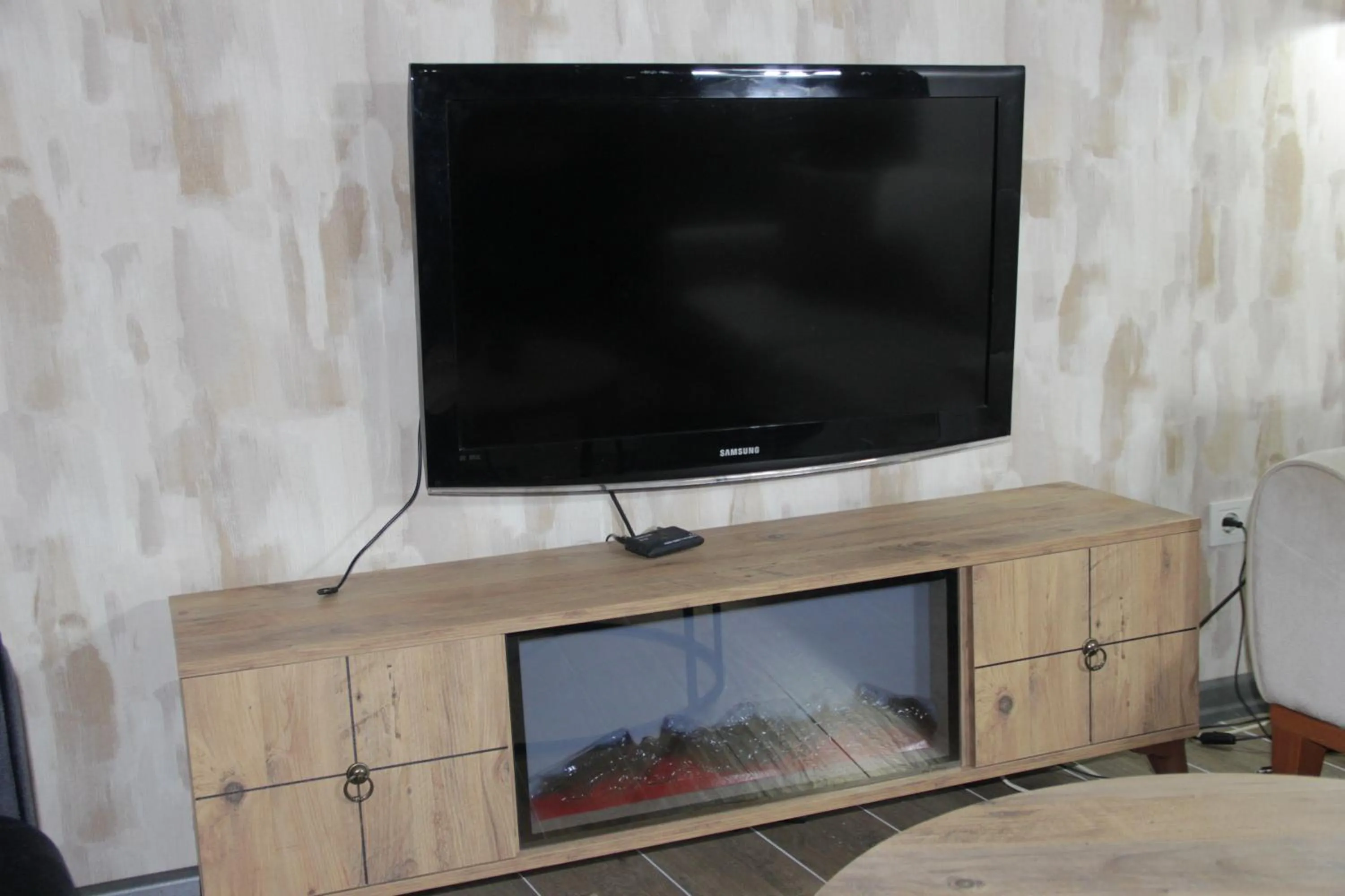 Communal lounge/ TV room in Solo Suites Hotel