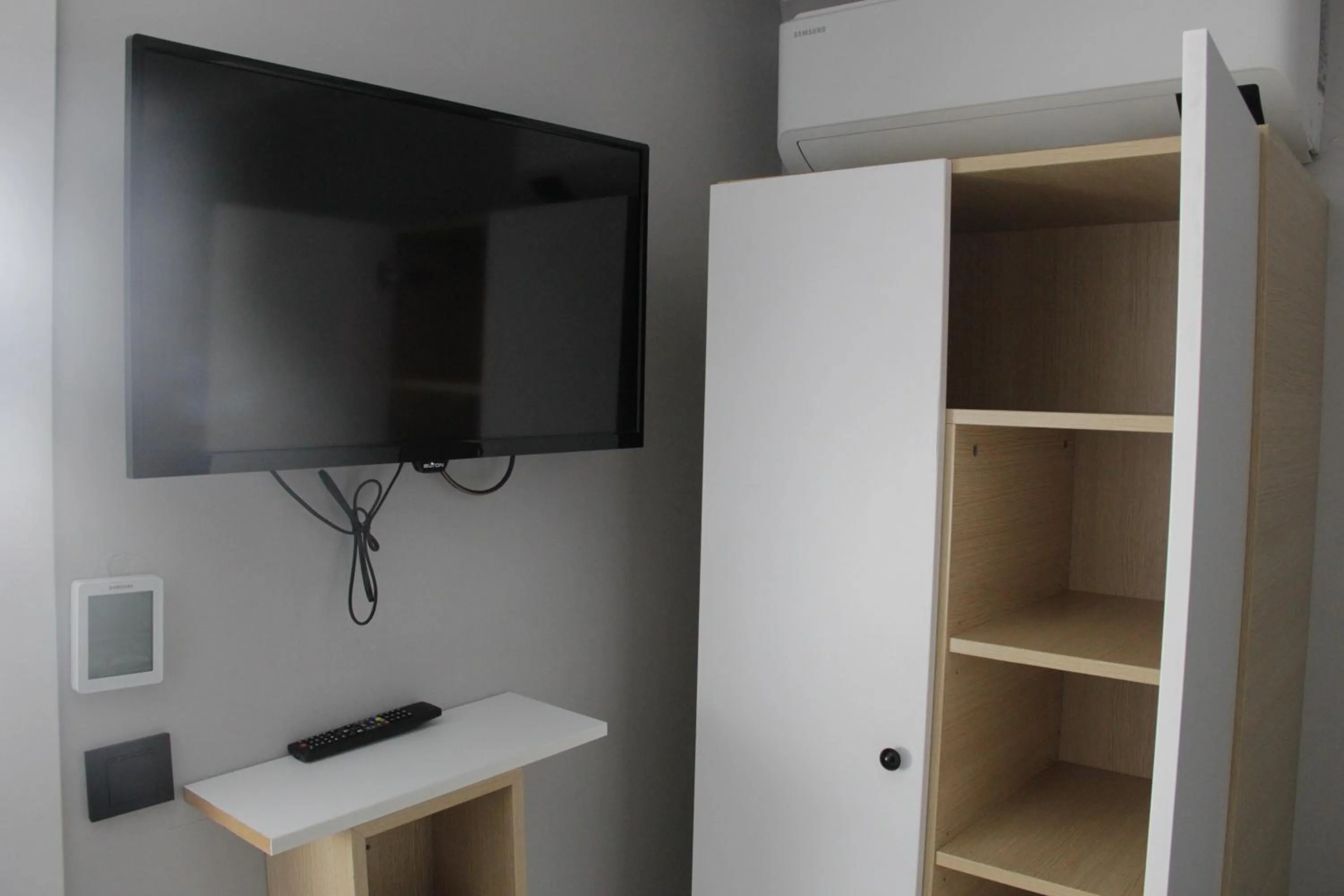 TV and multimedia in Solo Suites Hotel