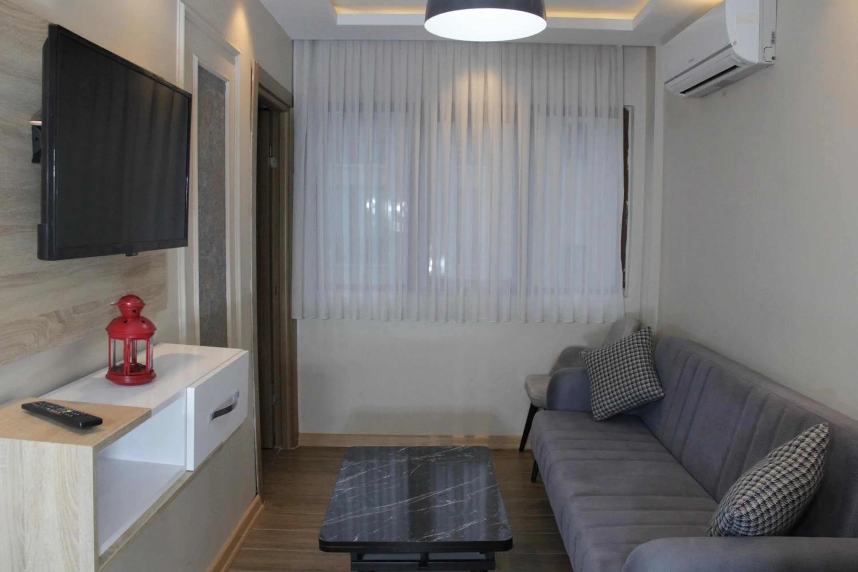 TV and multimedia in Solo Suites Hotel