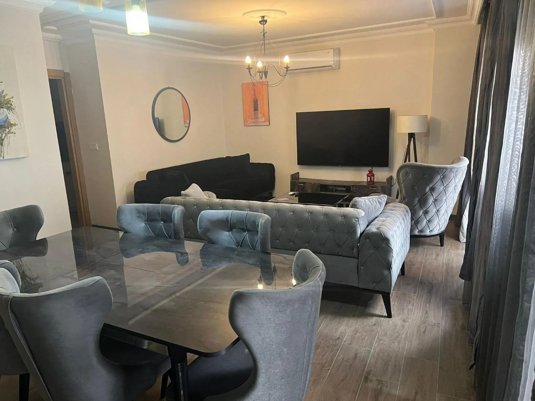 Communal lounge/ TV room in Solo Suites Hotel