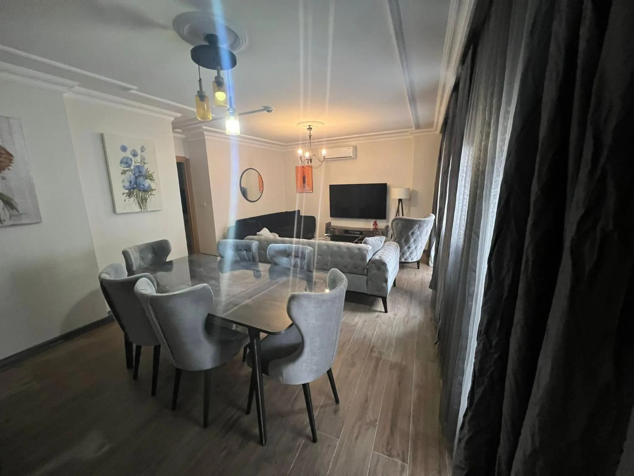 Communal lounge/ TV room in Solo Suites Hotel