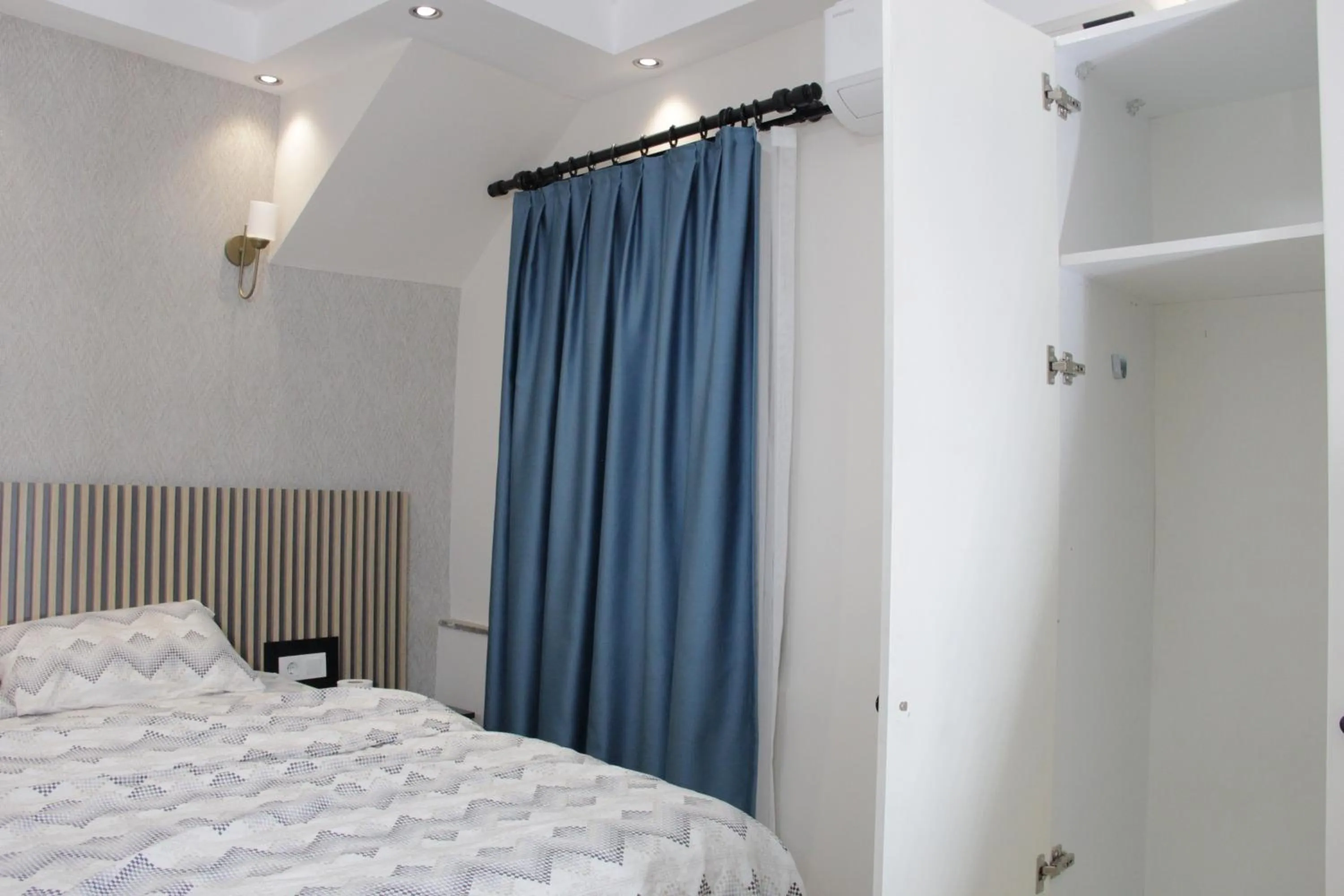 Photo of the whole room, Bed in Solo Suites Hotel