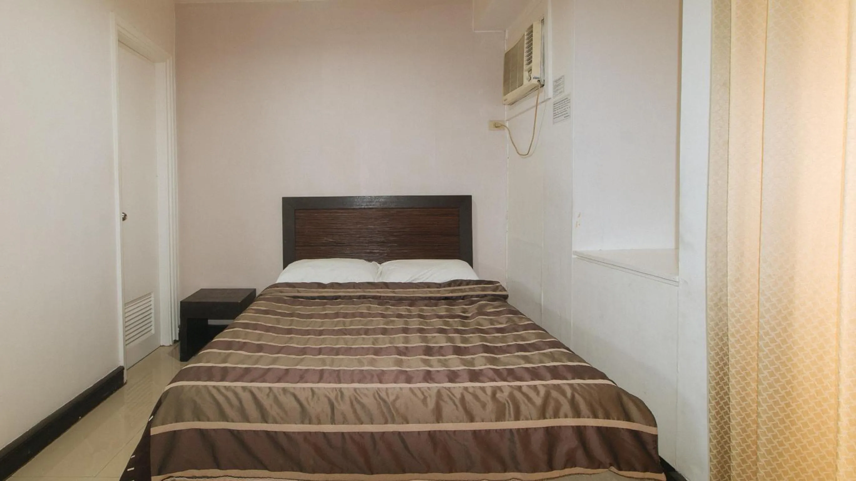 Photo of the whole room, Bed in Sunette Tower Makati