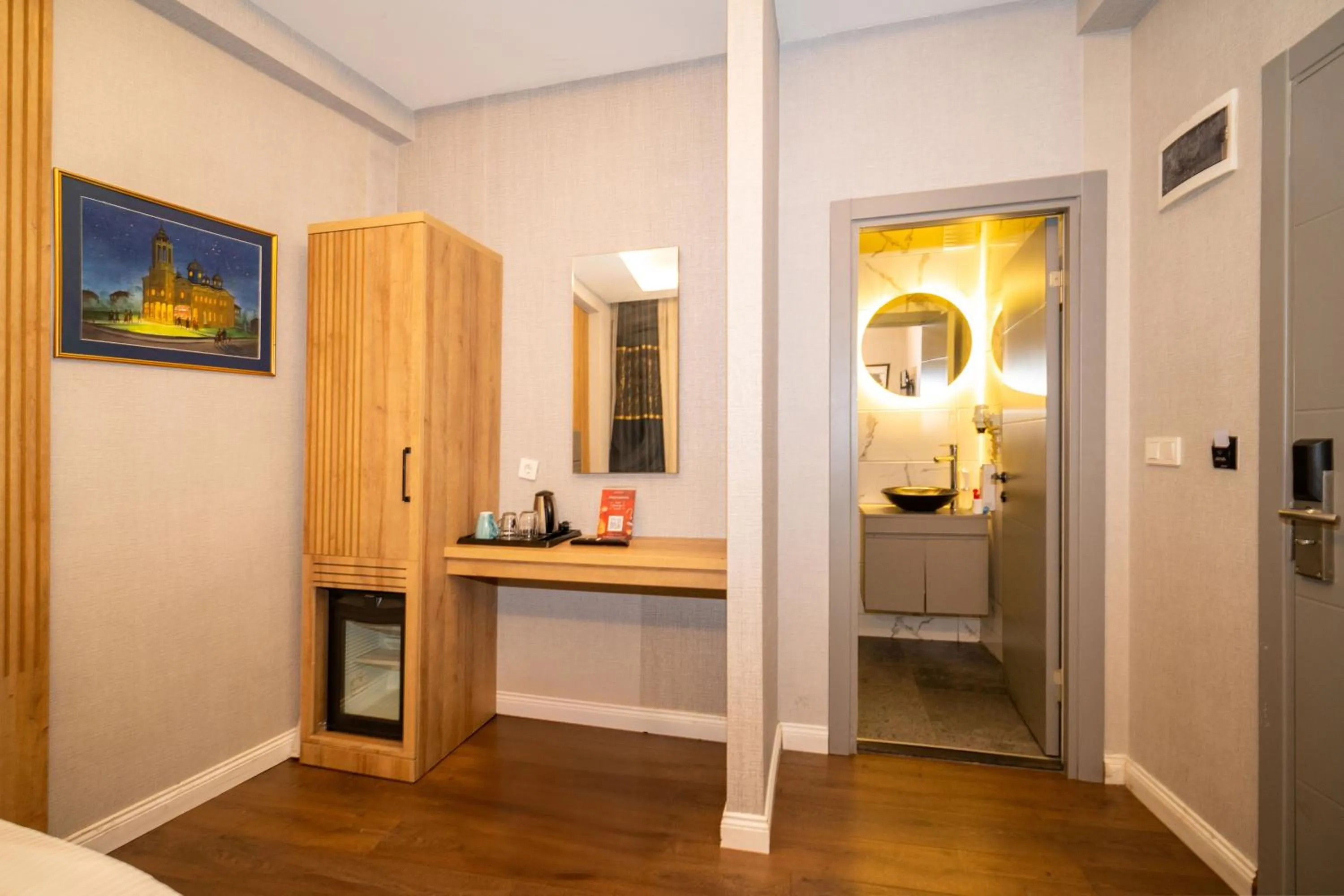 Toilet, Bed in Hotel Martin