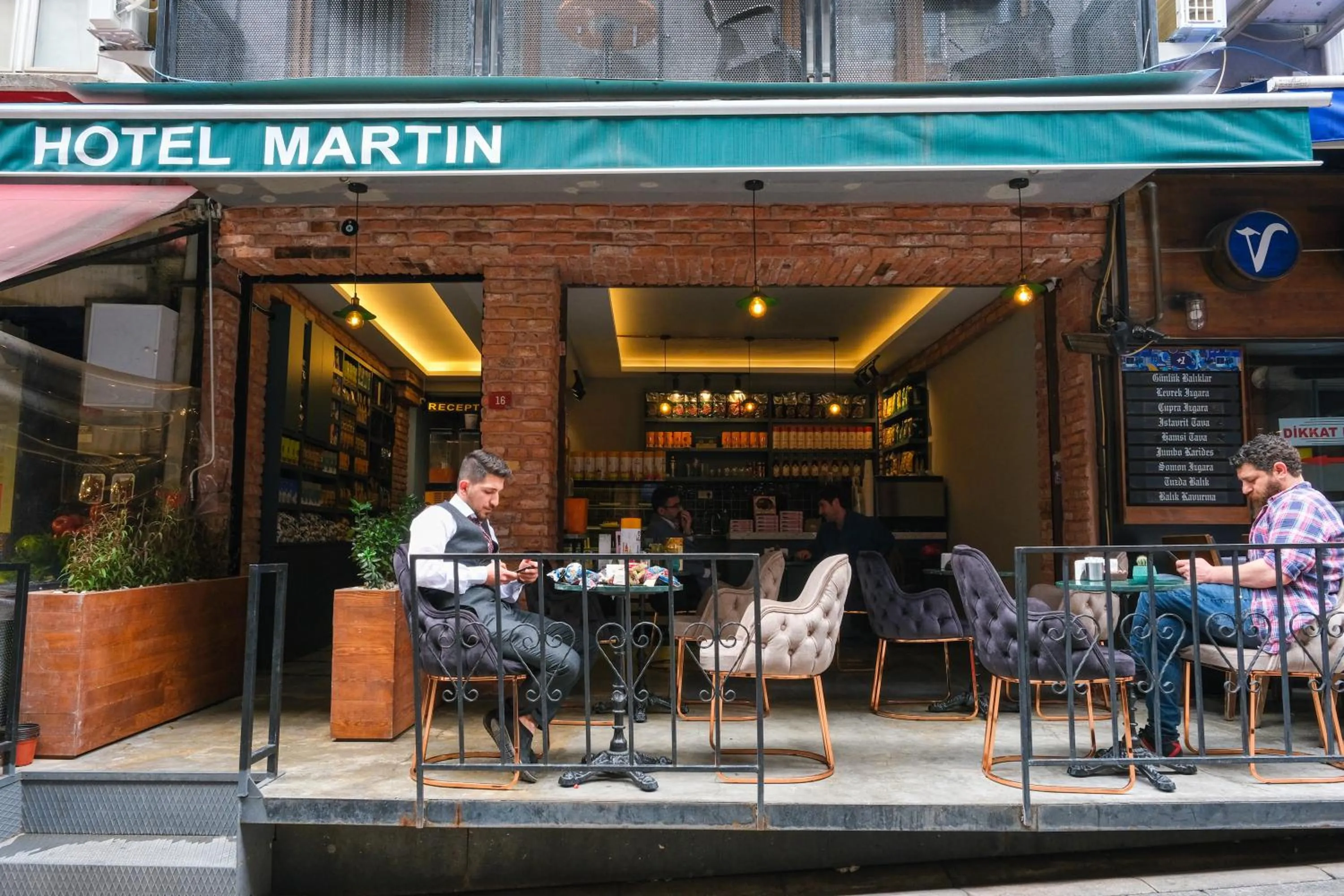 Restaurant/places to eat in Hotel Martin