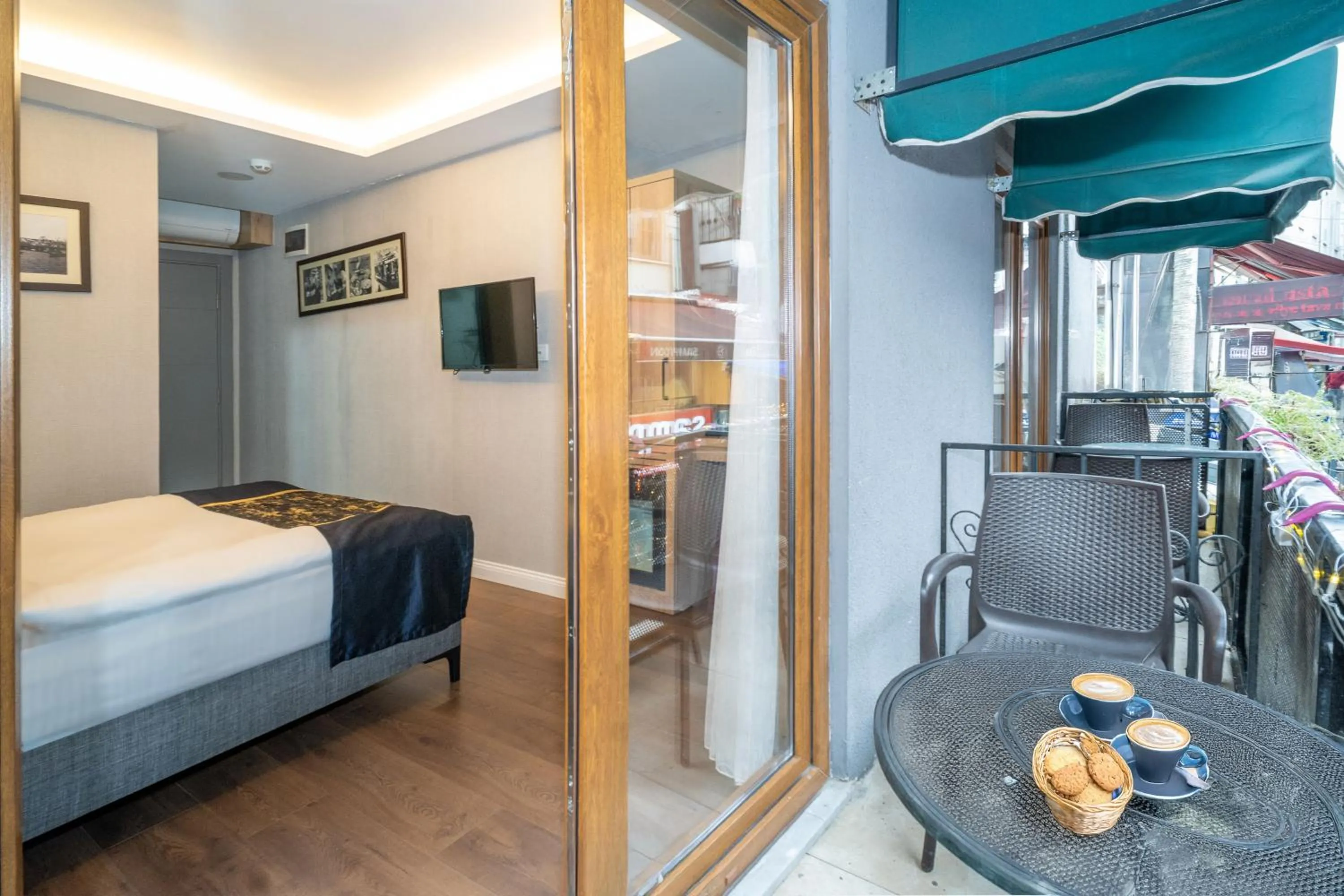 Balcony/Terrace, Bed in Hotel Martin