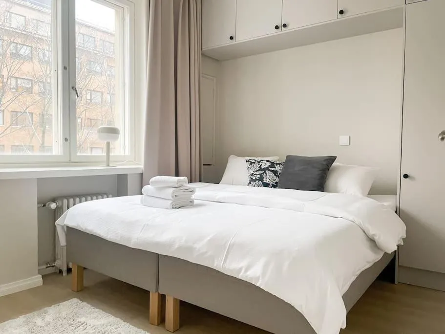 Bed in Central 1BR next to the park