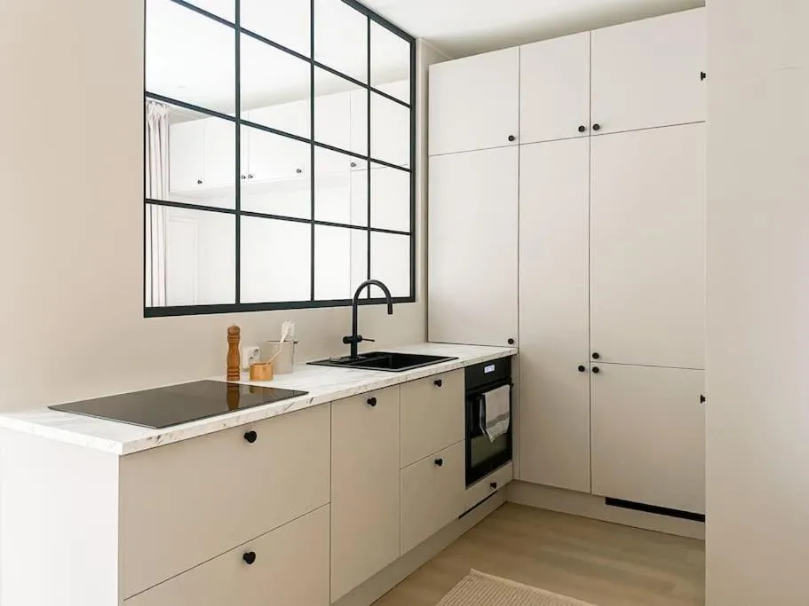 Kitchen or kitchenette in Central 1BR next to the park