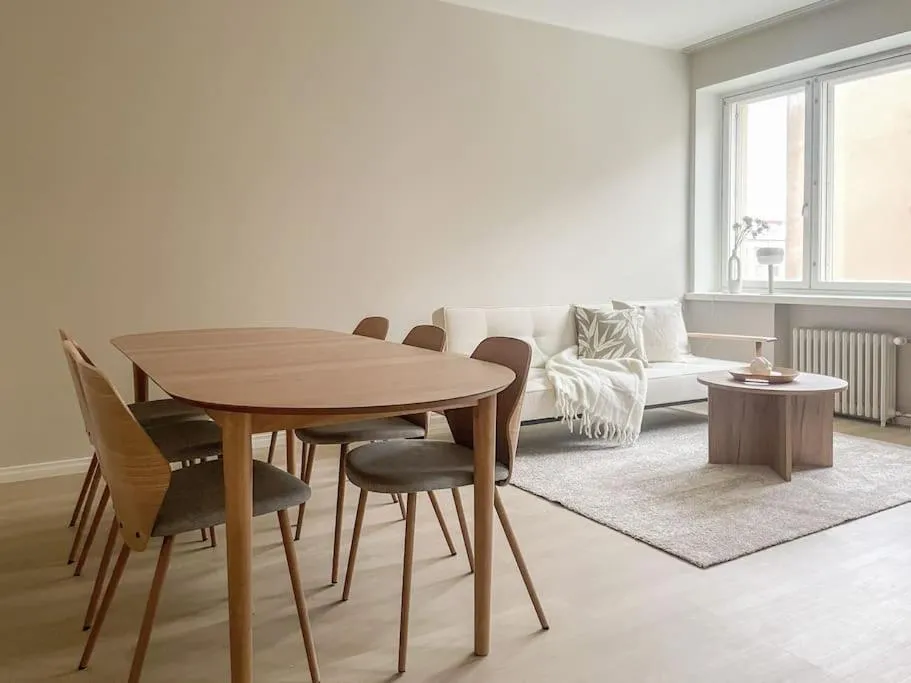 Dining area in Central 1BR next to the park