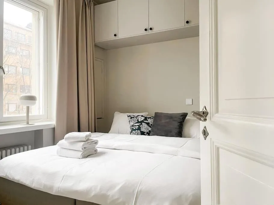 Bed in Central 1BR next to the park