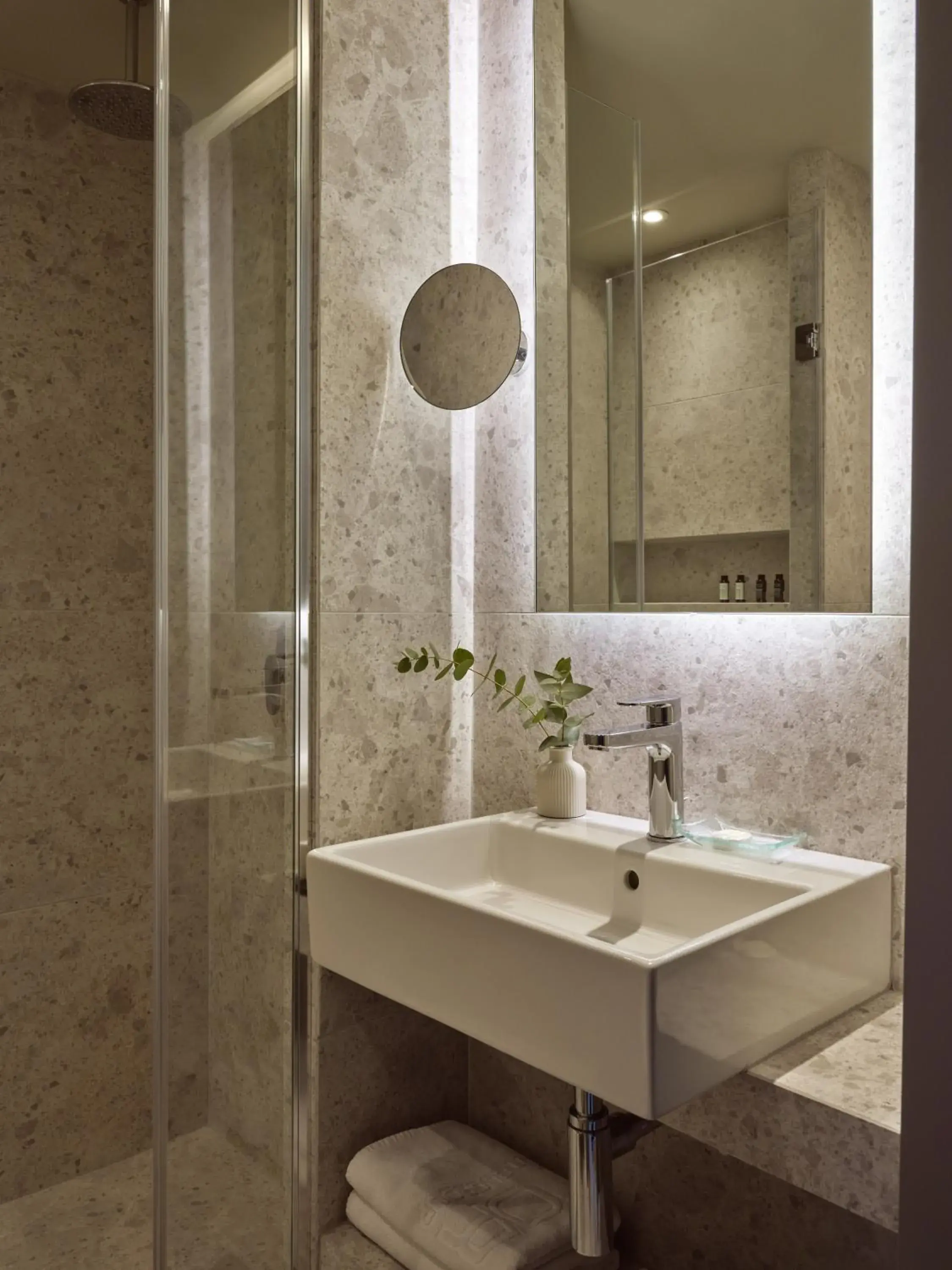 Superior Room Inner View in City Hotel Thessaloniki Superior Room Inner View in City Hotel Thessaloniki