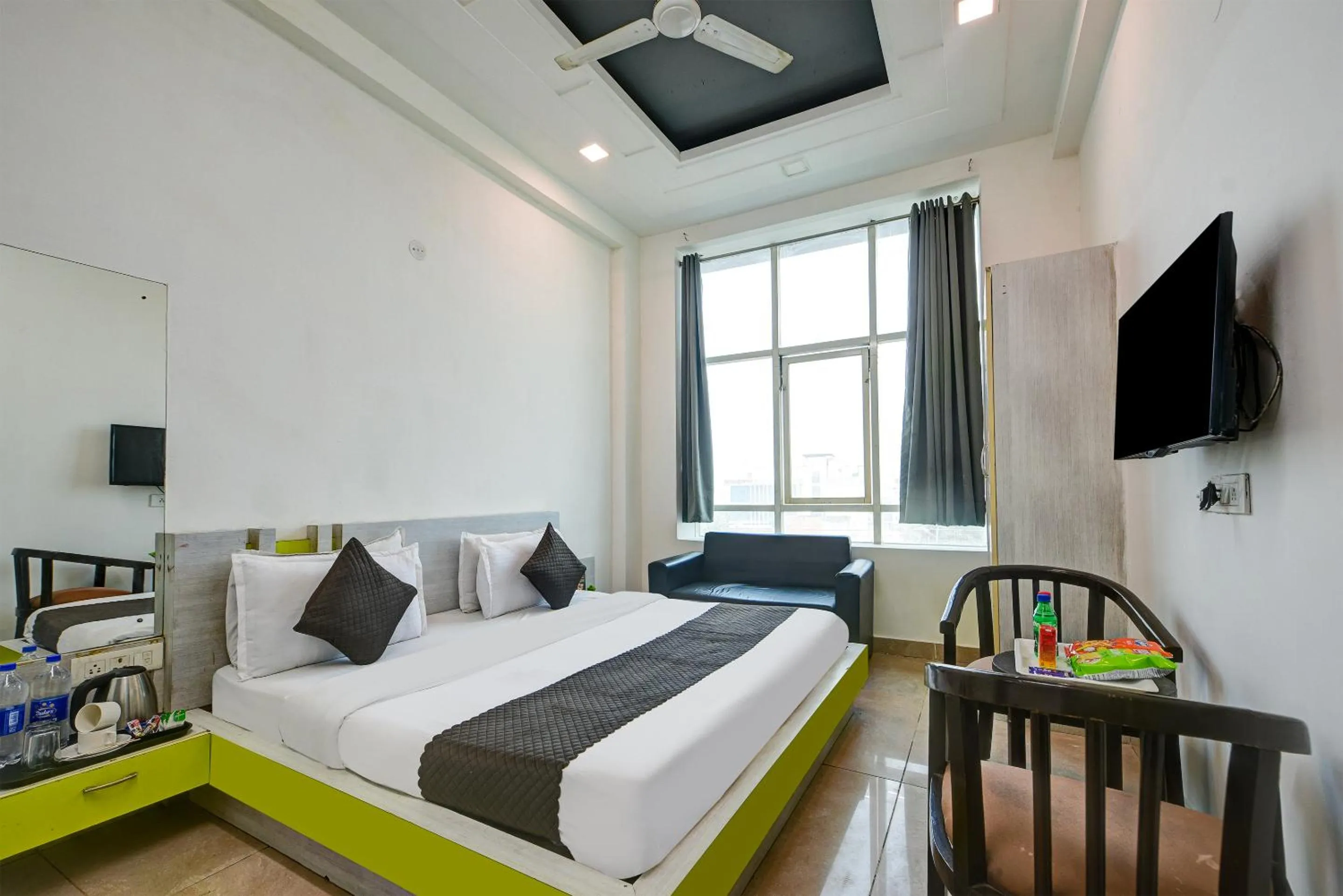 Communal lounge/ TV room, Bed in Hotel Cladis by Quadis - Sector 15 Noida