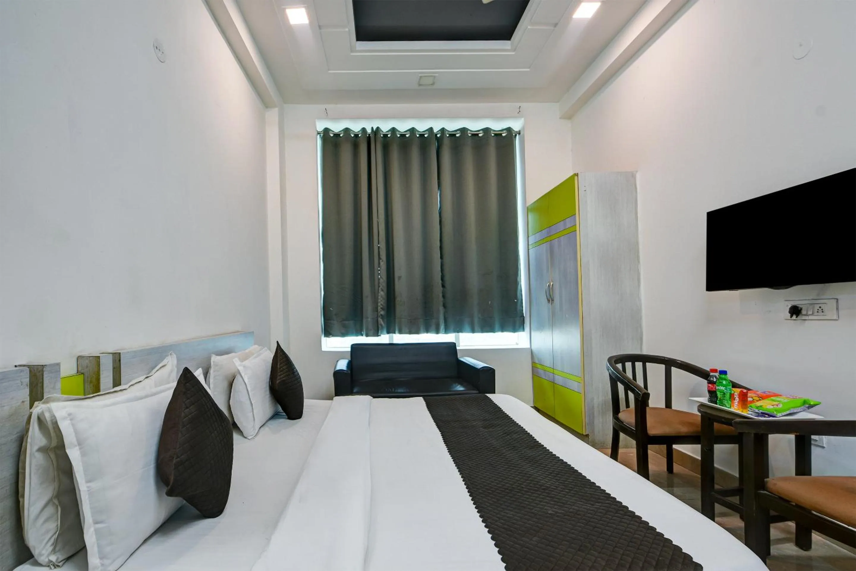 Communal lounge/ TV room, Bed in Hotel Cladis by Quadis - Sector 15 Noida