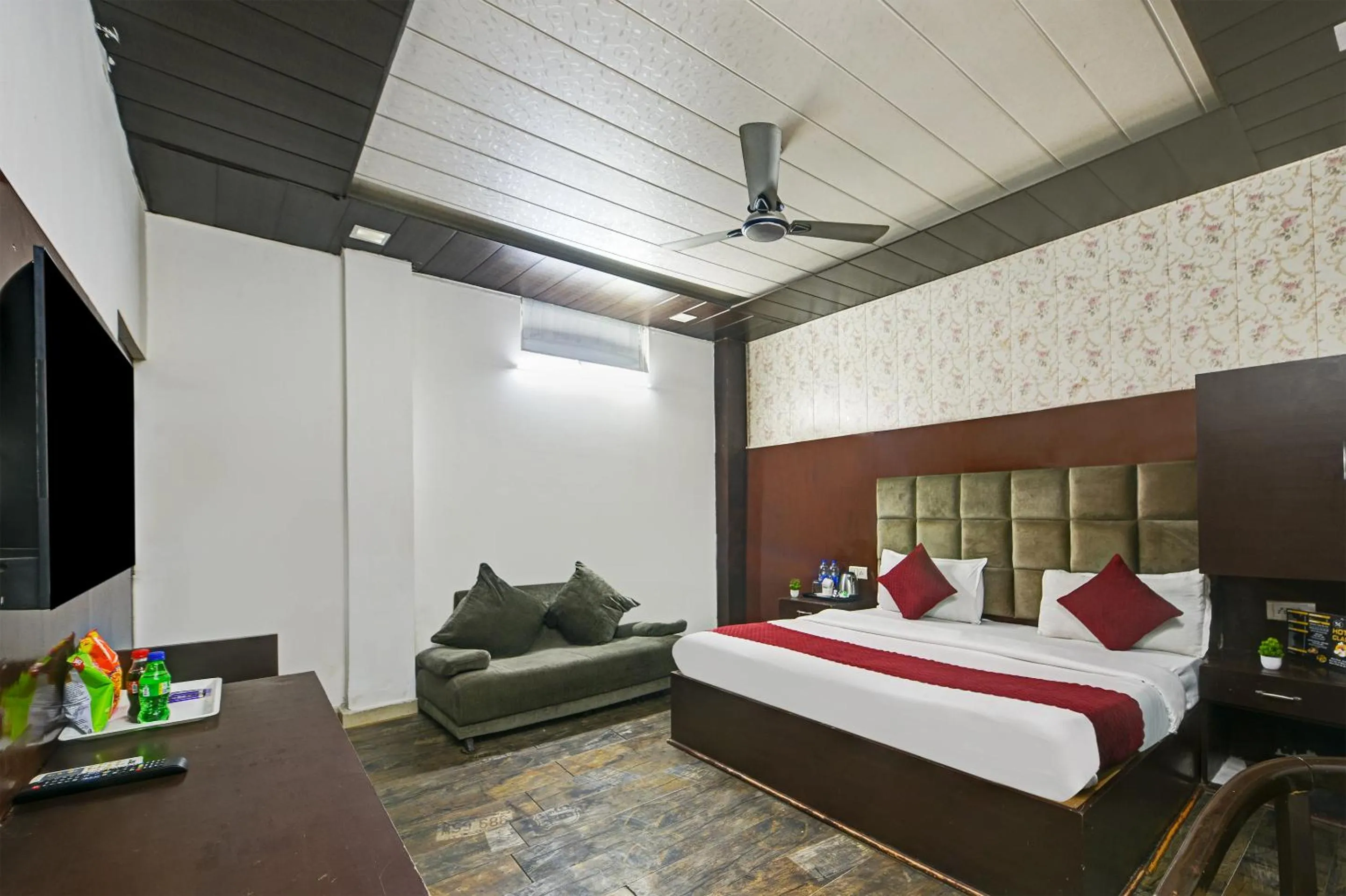 Communal lounge/ TV room, Bed in Hotel Cladis by Quadis - Sector 15 Noida
