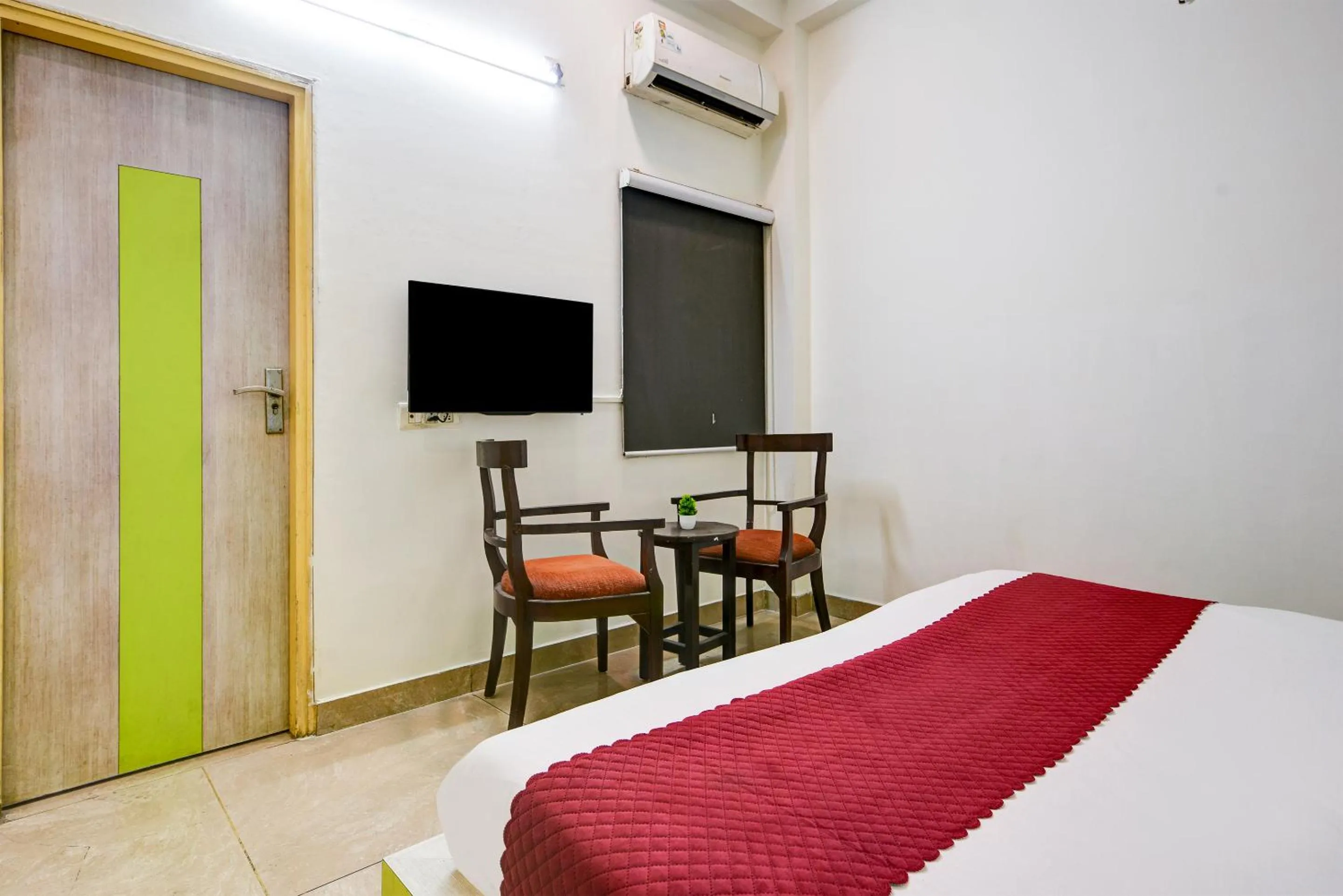 Communal lounge/ TV room, Bed in Hotel Cladis by Quadis - Sector 15 Noida