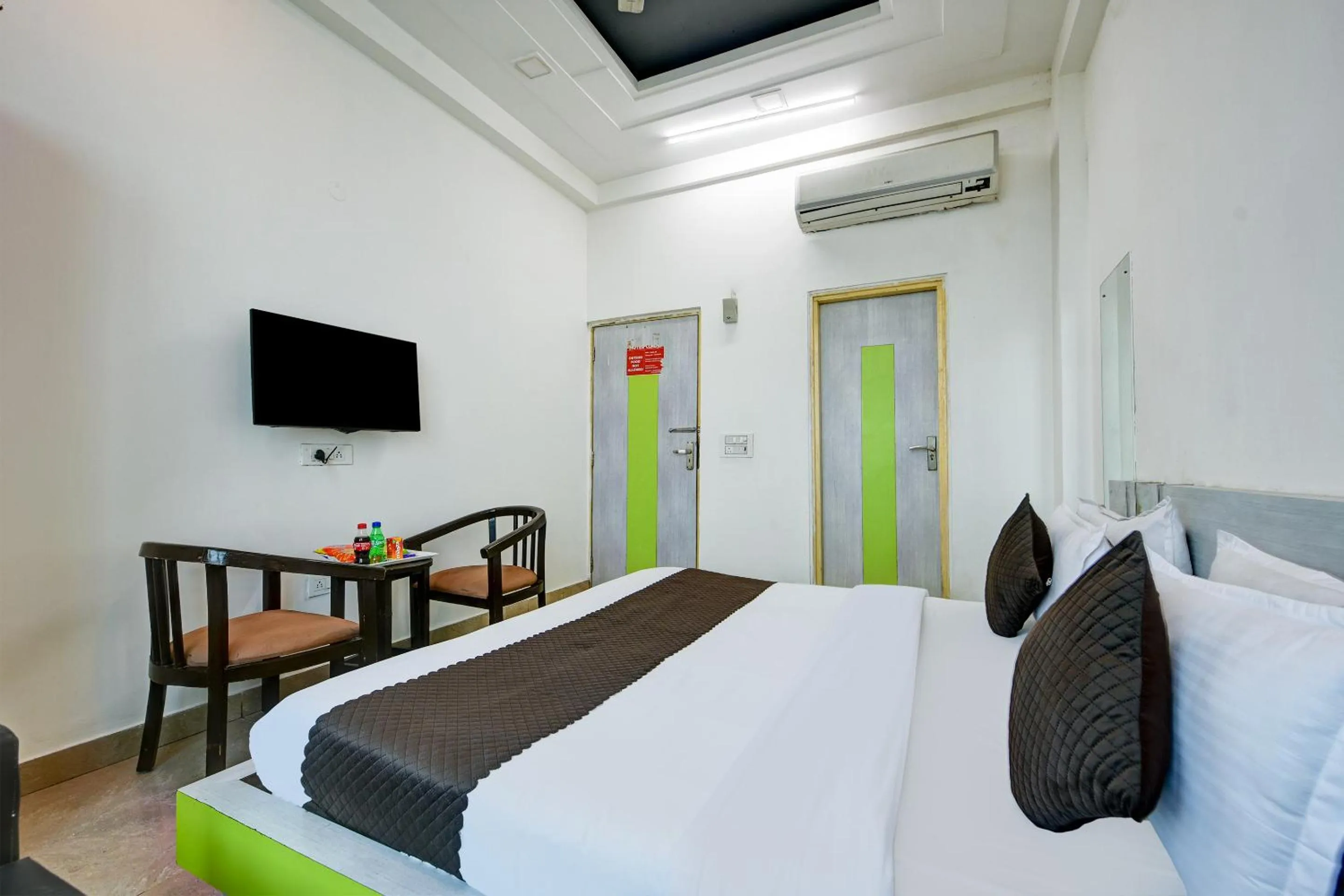 Communal lounge/ TV room, Bed in Hotel Cladis by Quadis - Sector 15 Noida