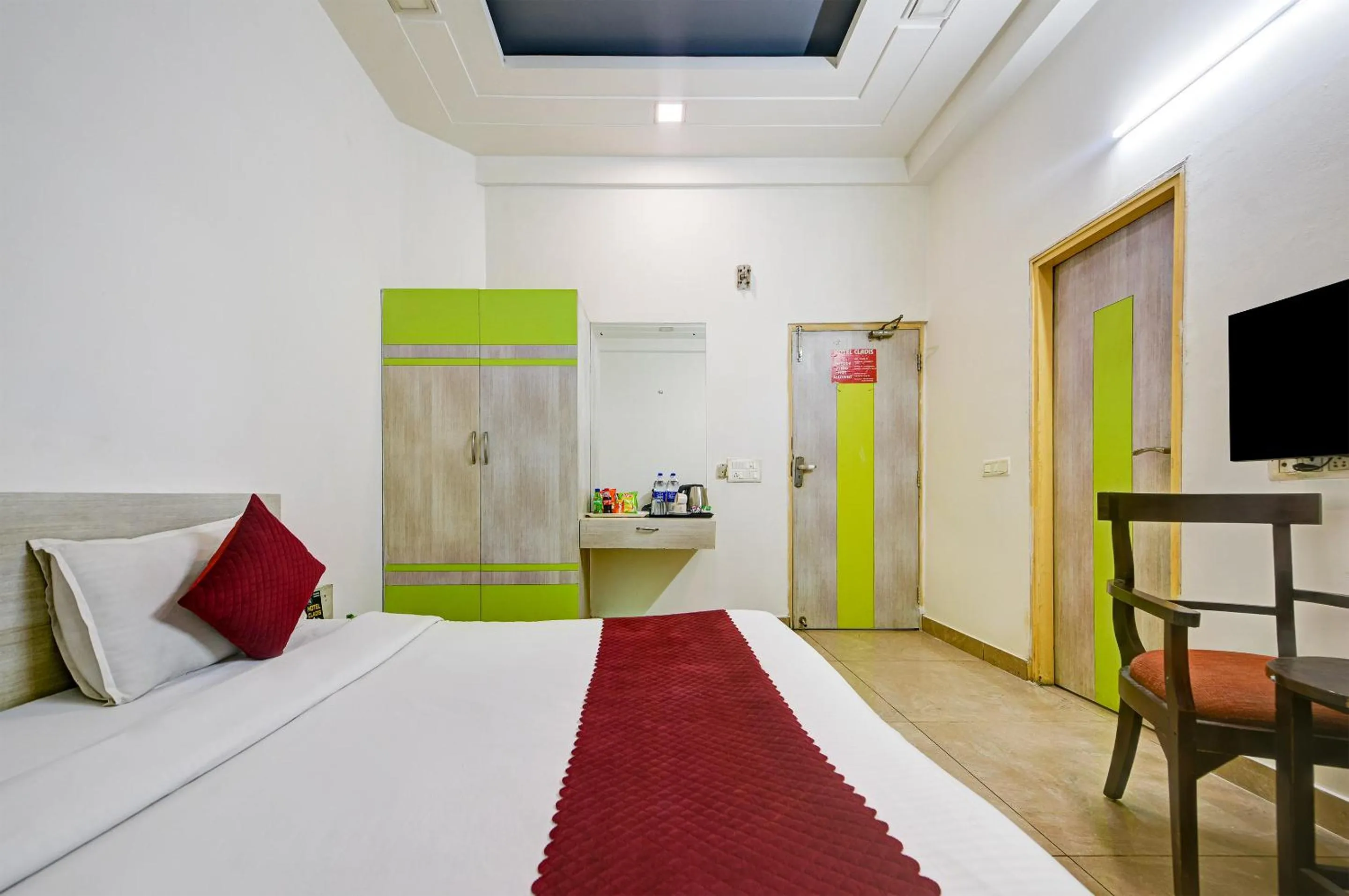 Communal lounge/ TV room, Bed in Hotel Cladis by Quadis - Sector 15 Noida