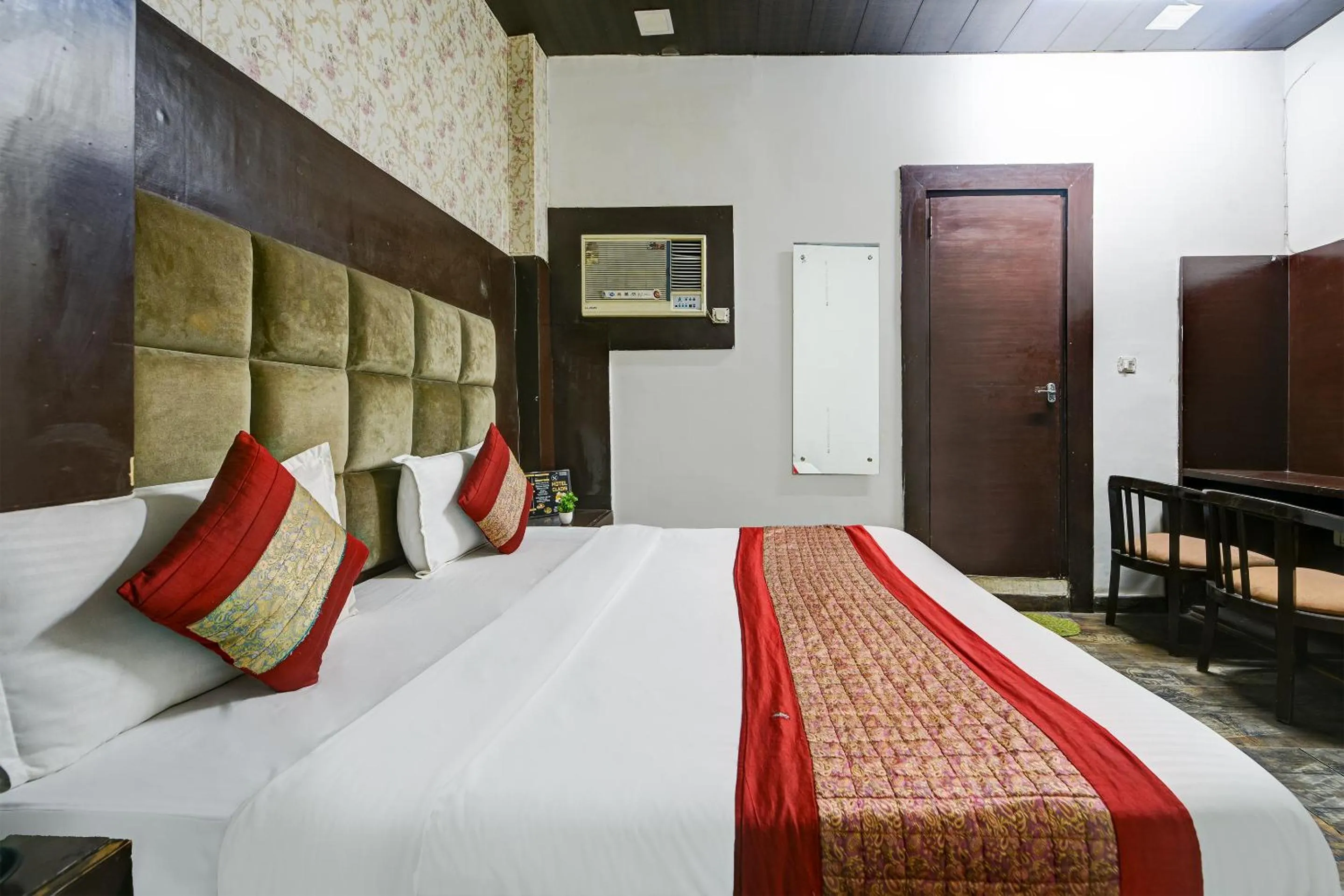 Communal lounge/ TV room, Bed in Hotel Cladis by Quadis - Sector 15 Noida