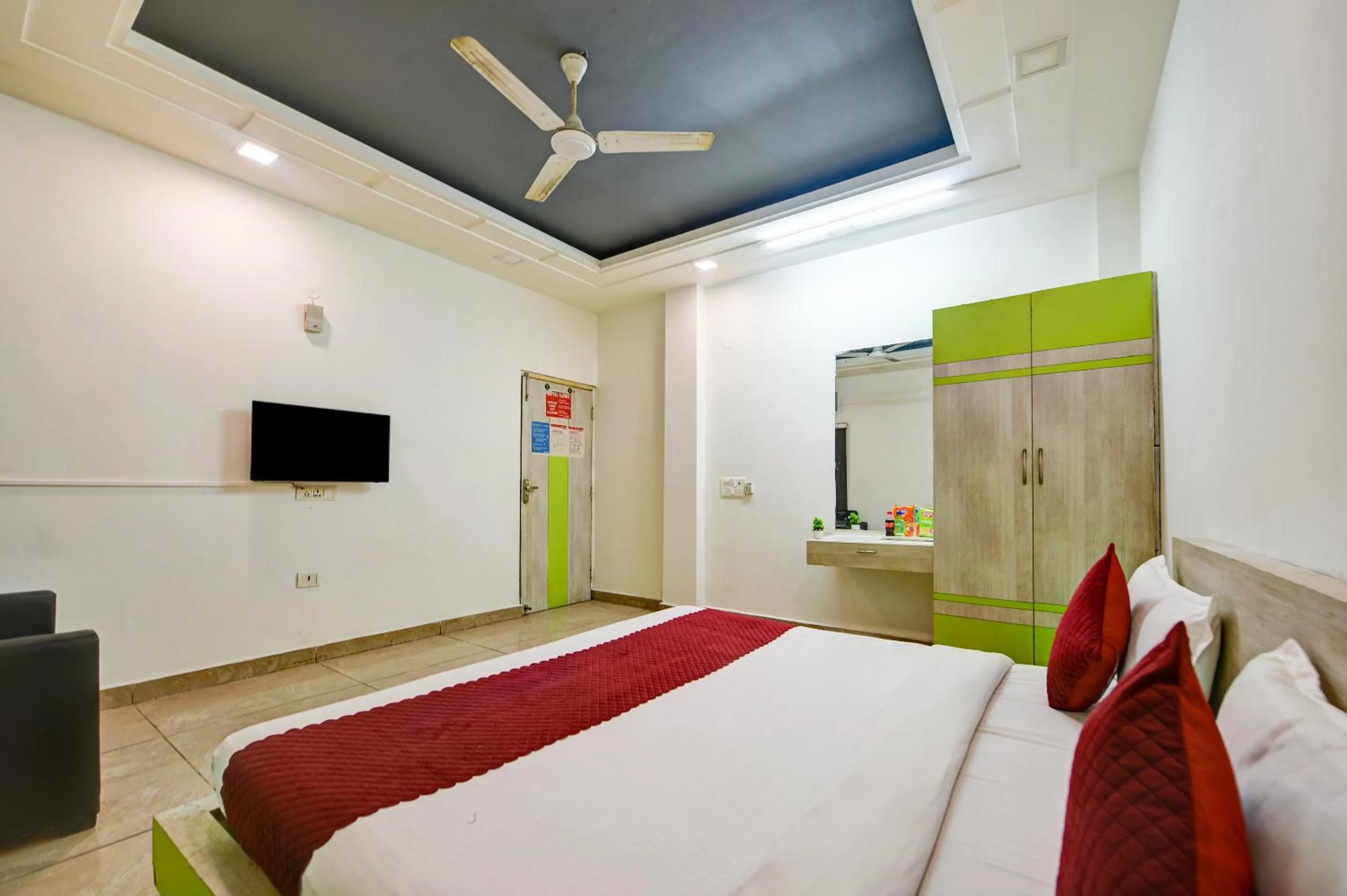Communal lounge/ TV room, Bed in Hotel Cladis by Quadis - Sector 15 Noida