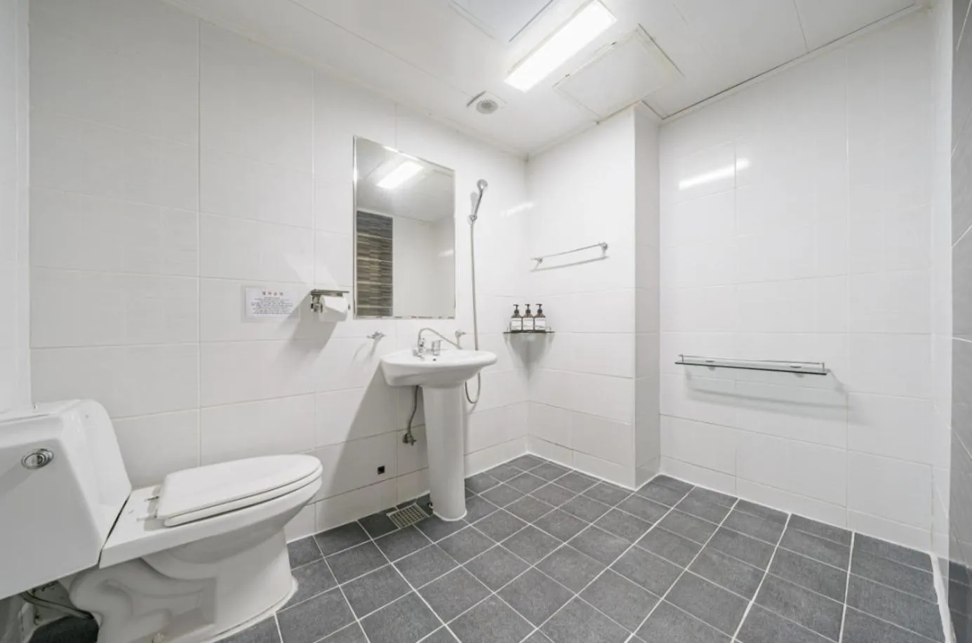 Shower in The Oakra Hotel