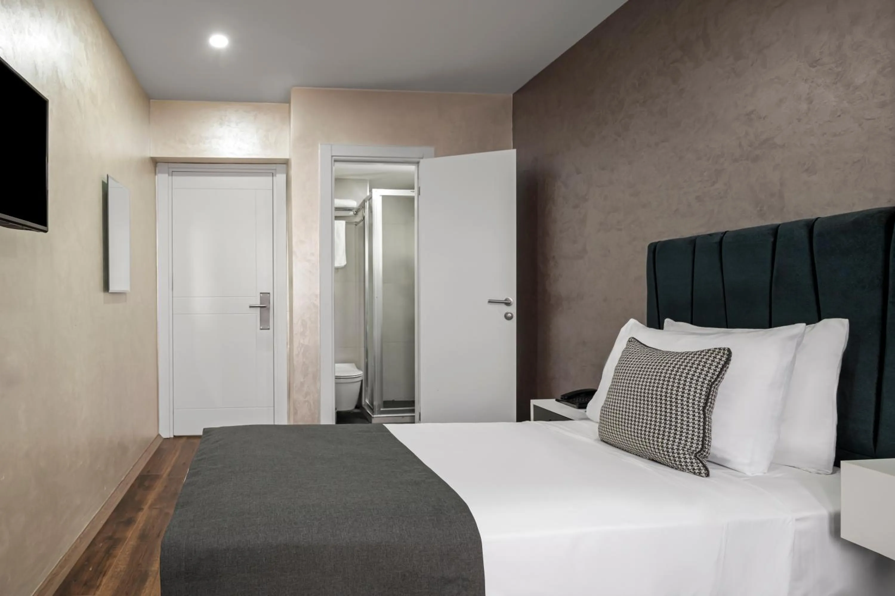 Photo of the whole room, Bed in İstanbul Efes Hotel