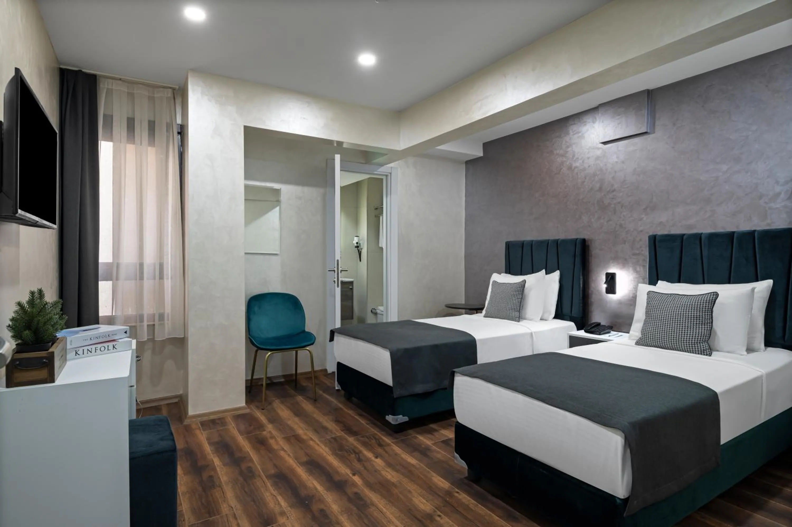 Photo of the whole room, Bed in İstanbul Efes Hotel