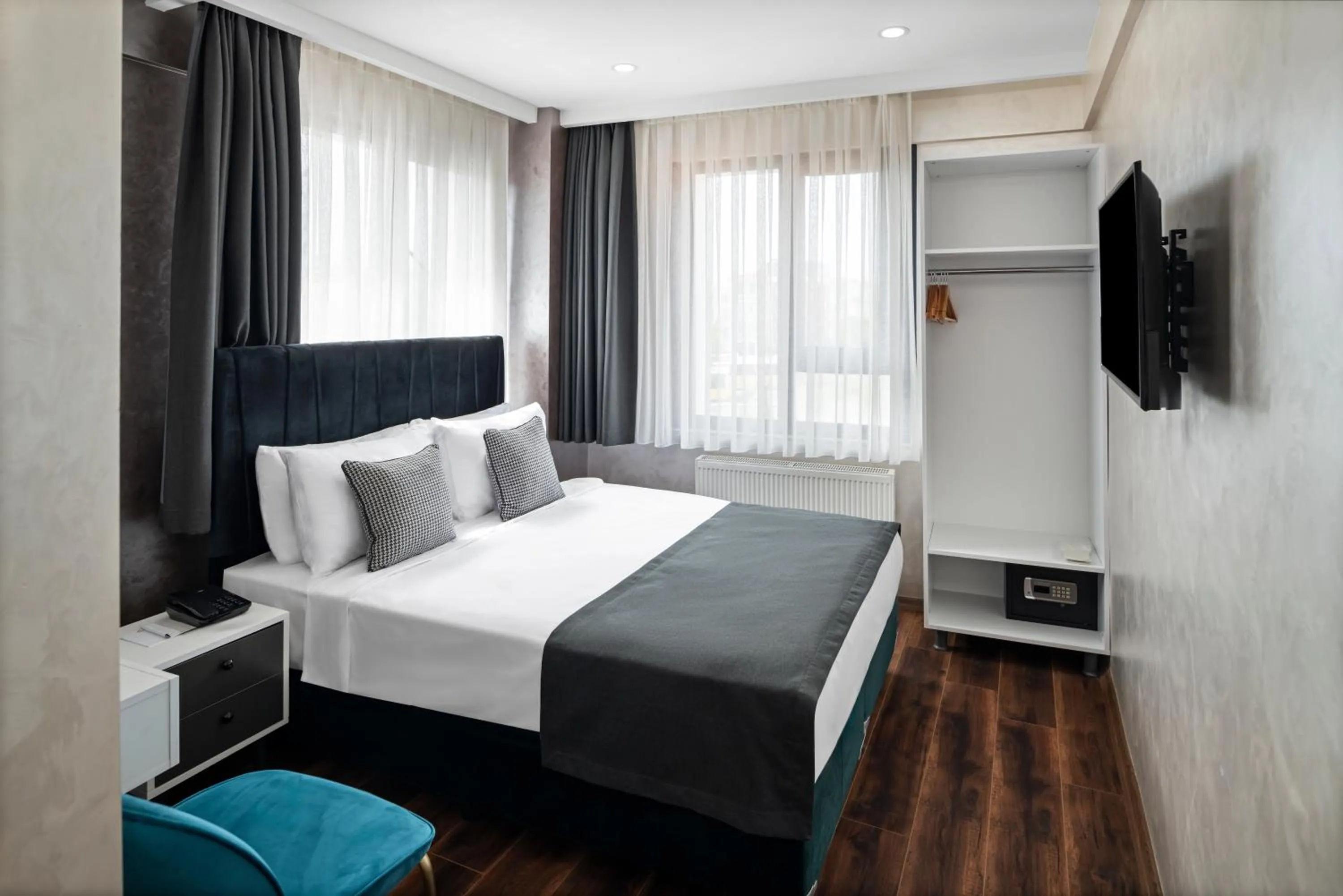Photo of the whole room, Bed in İstanbul Efes Hotel