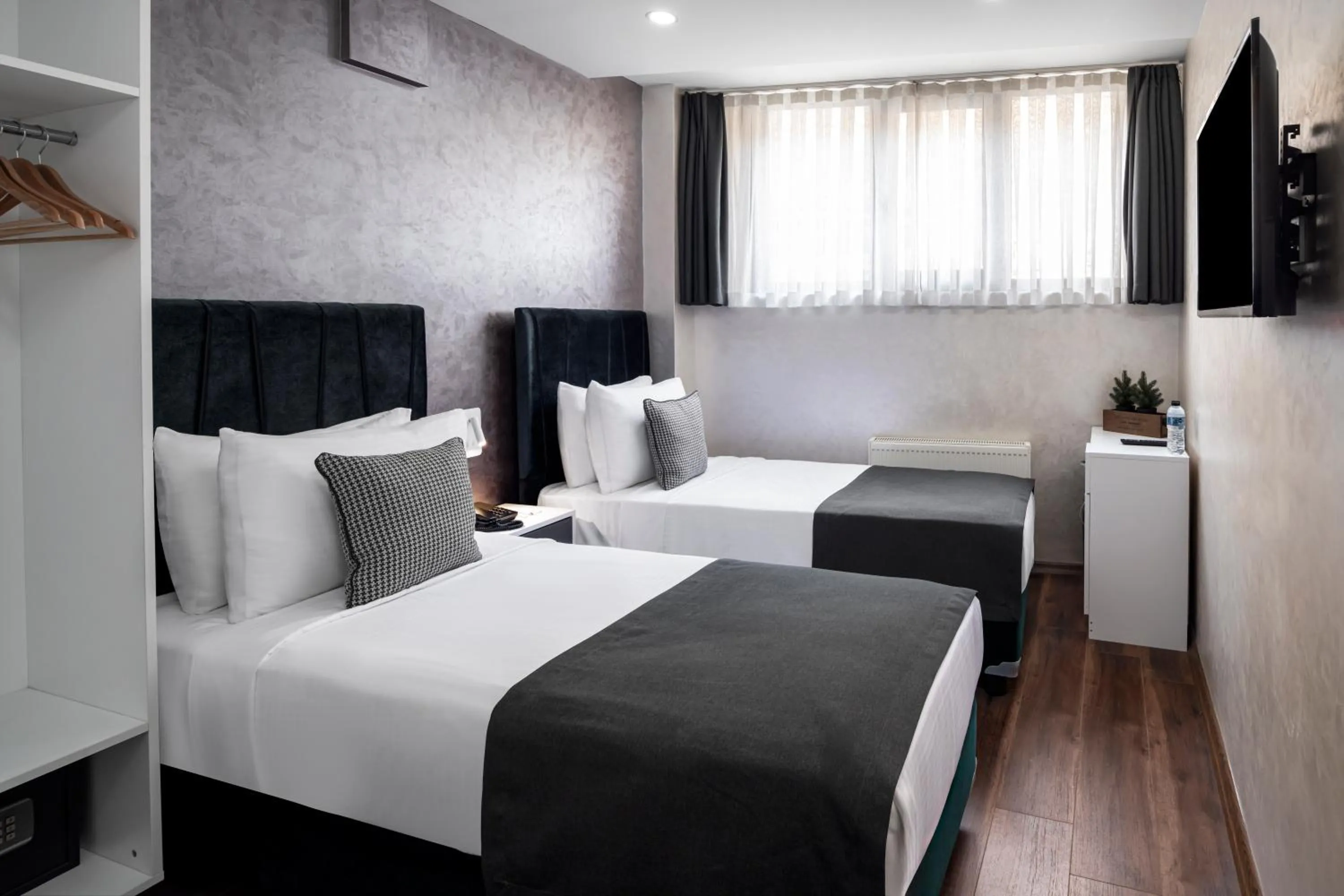 Photo of the whole room, Bed in İstanbul Efes Hotel