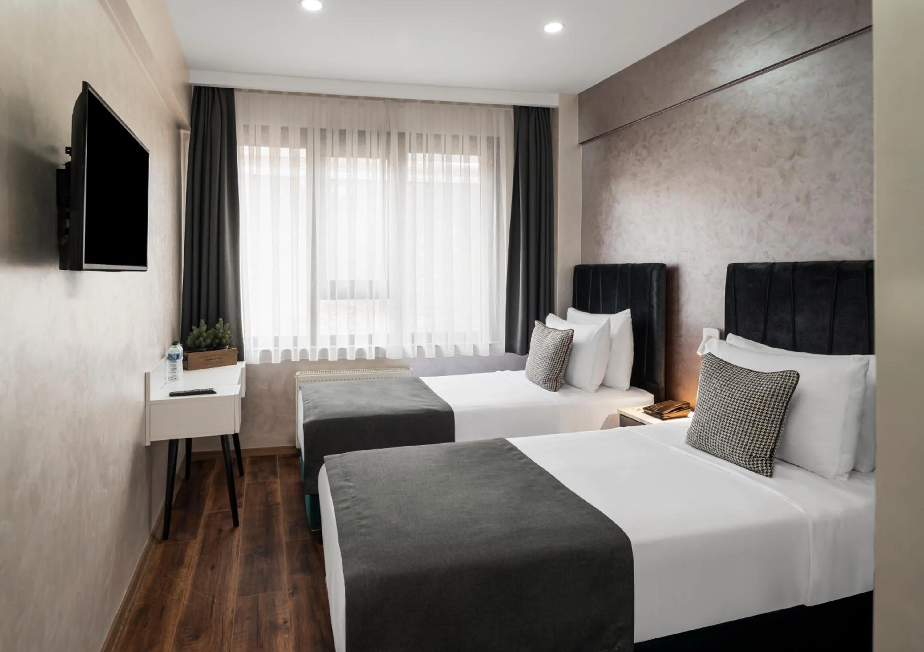 Photo of the whole room, Bed in İstanbul Efes Hotel