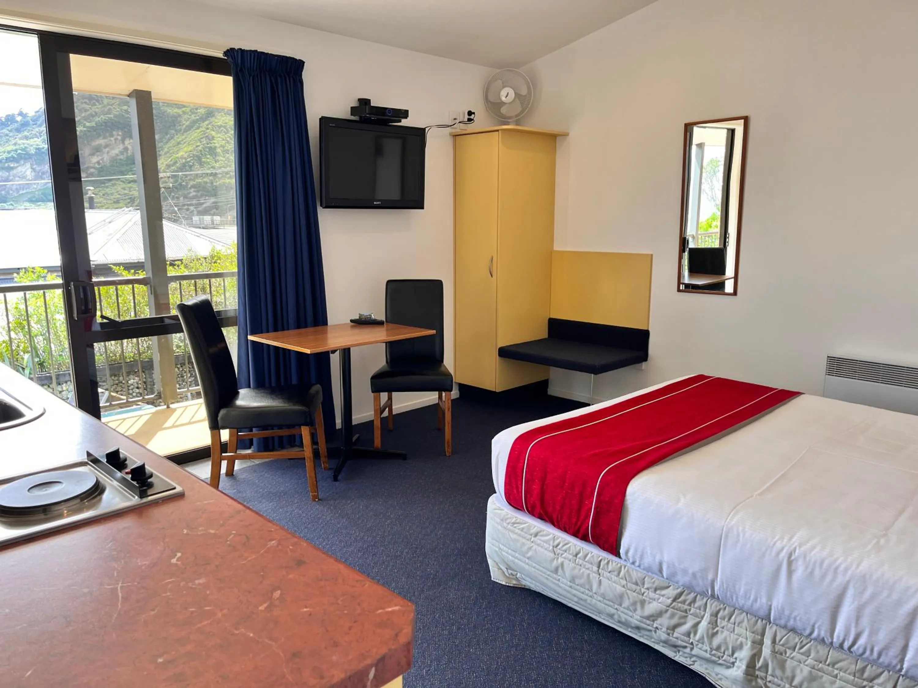 Bed in Sundowner Motel