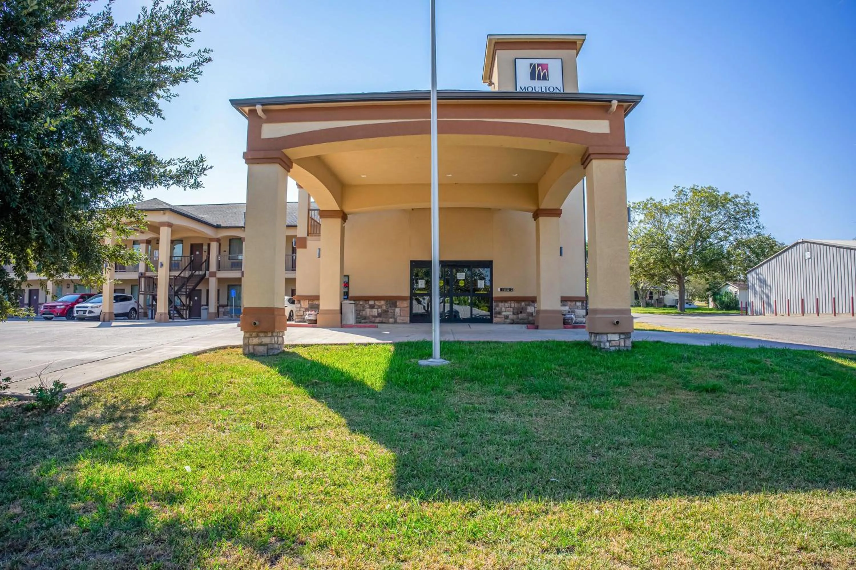 Property building in Moulton Inn & Suites By OYO Near Shiner TX