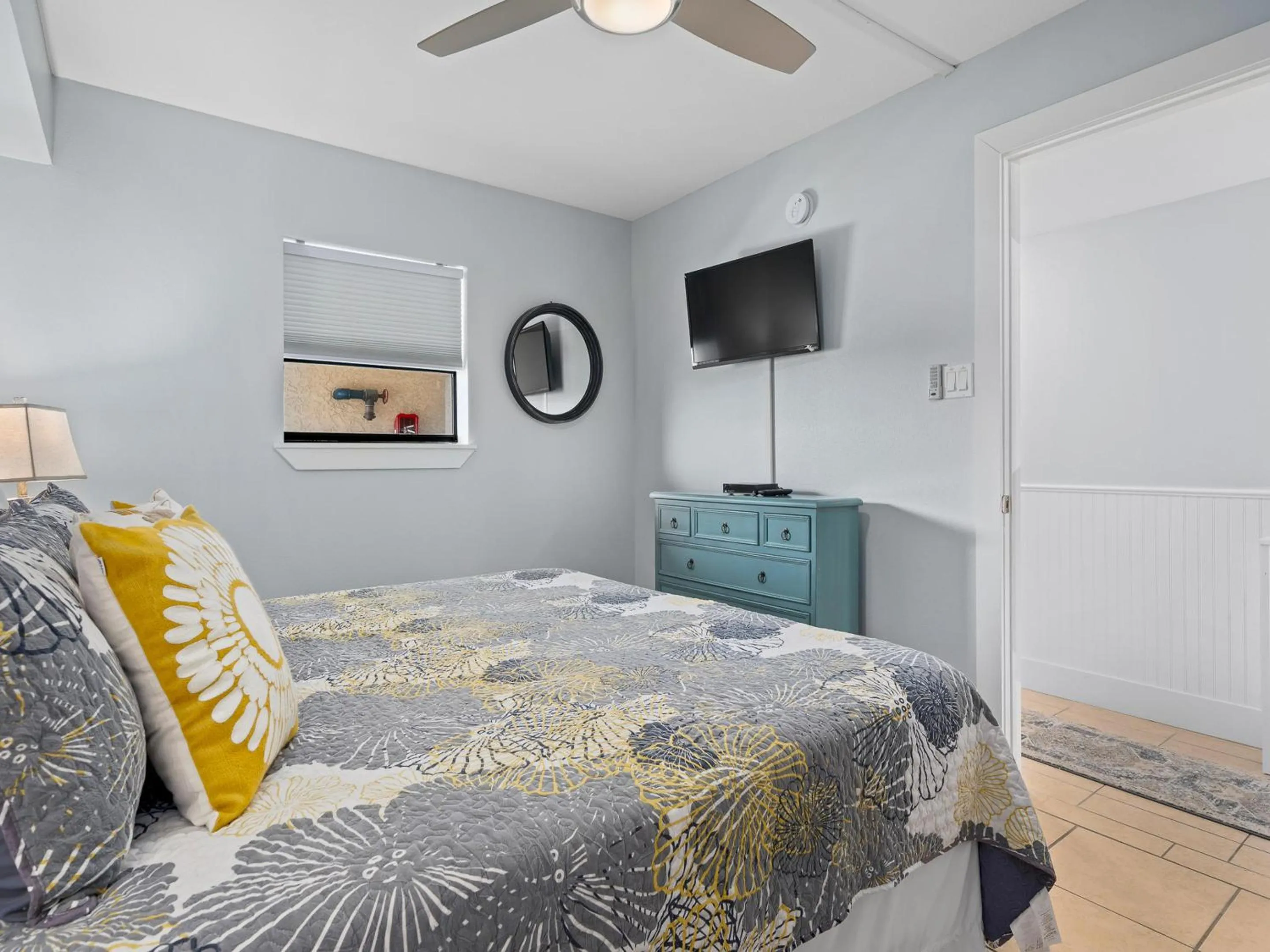 Property building, Bed in LR 309 - Ms, Annies Oasis