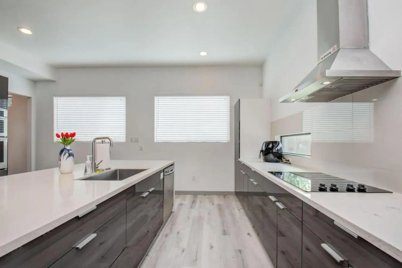 Kitchen or kitchenette in Modern 4 Bedroom 4 Full Bathroom Near Downtown