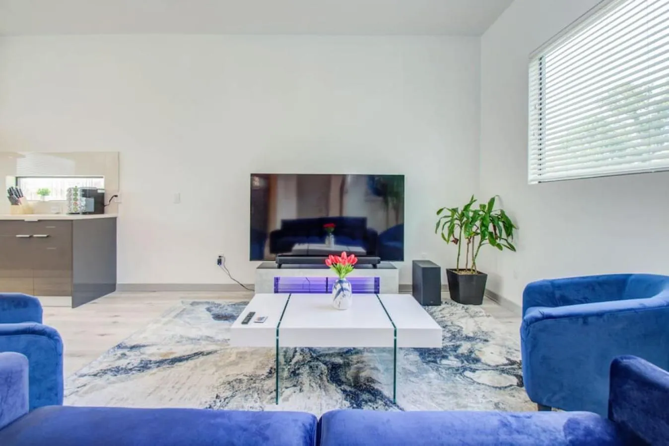 Living room in Modern 4 Bedroom 4 Full Bathroom Near Downtown