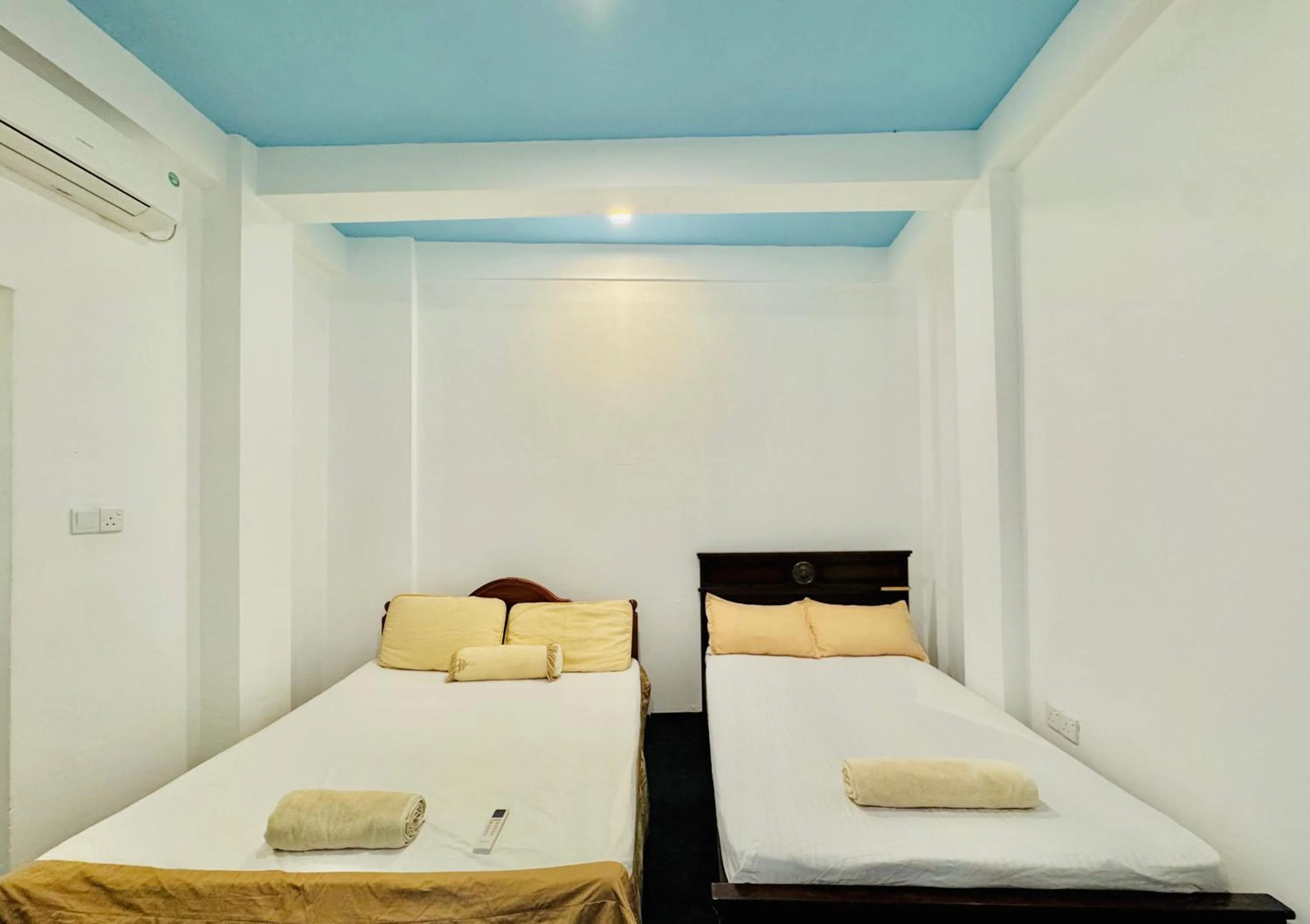 Bed in Sea Breeze Guest House Negombo