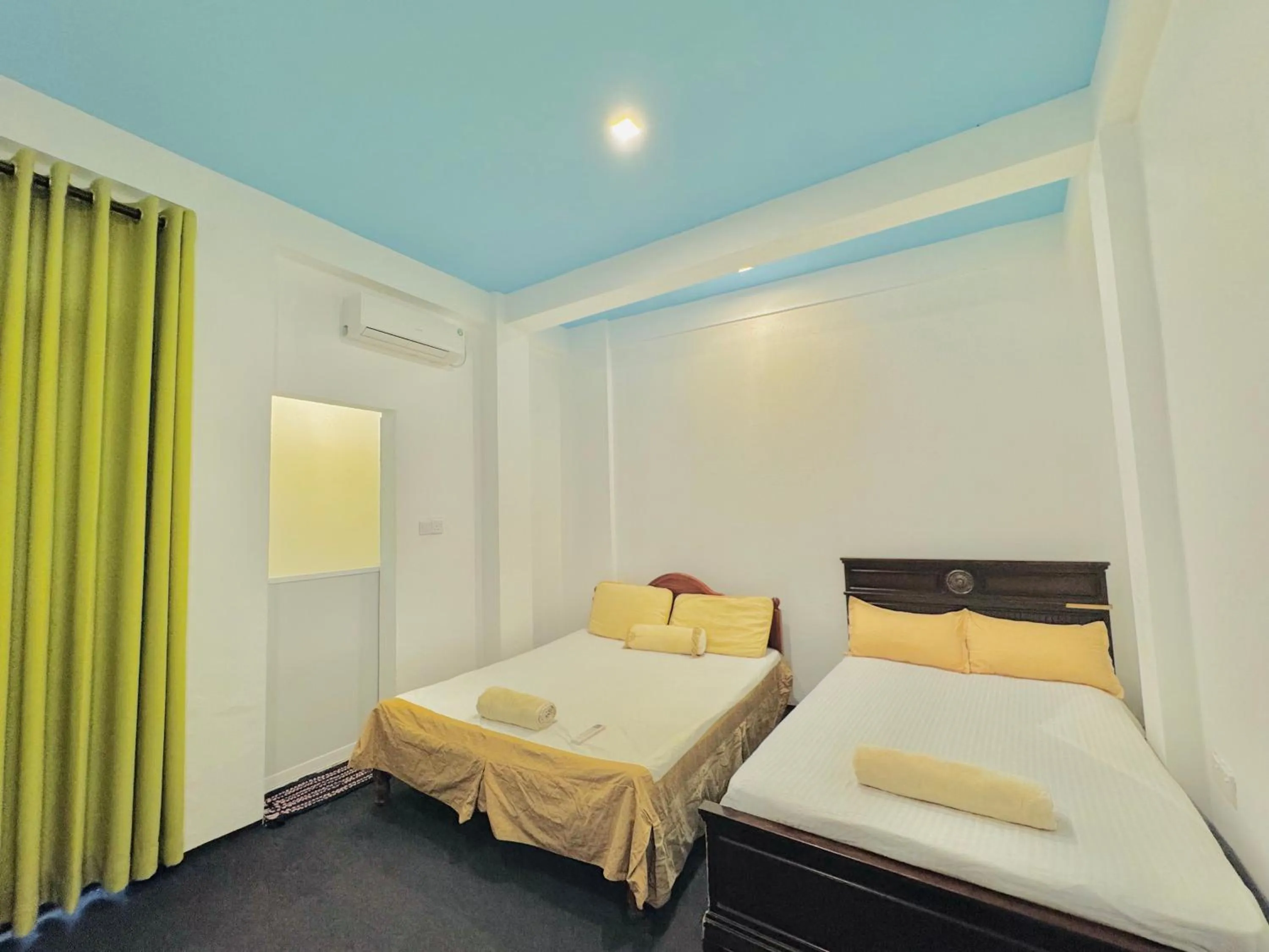 Bed in Sea Breeze Guest House Negombo