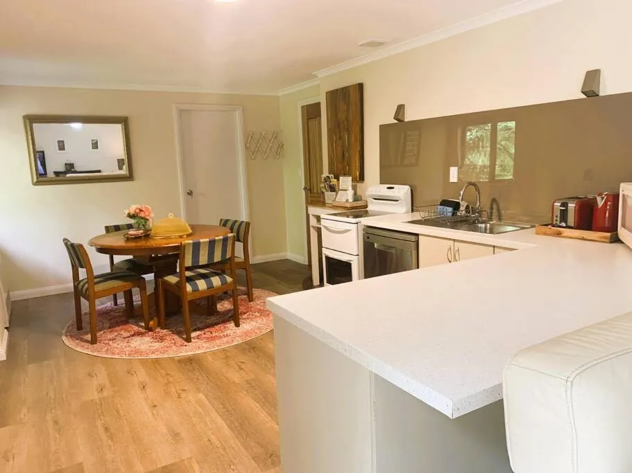 Two-Bedroom Apartment in Cloudland Garden Oasis