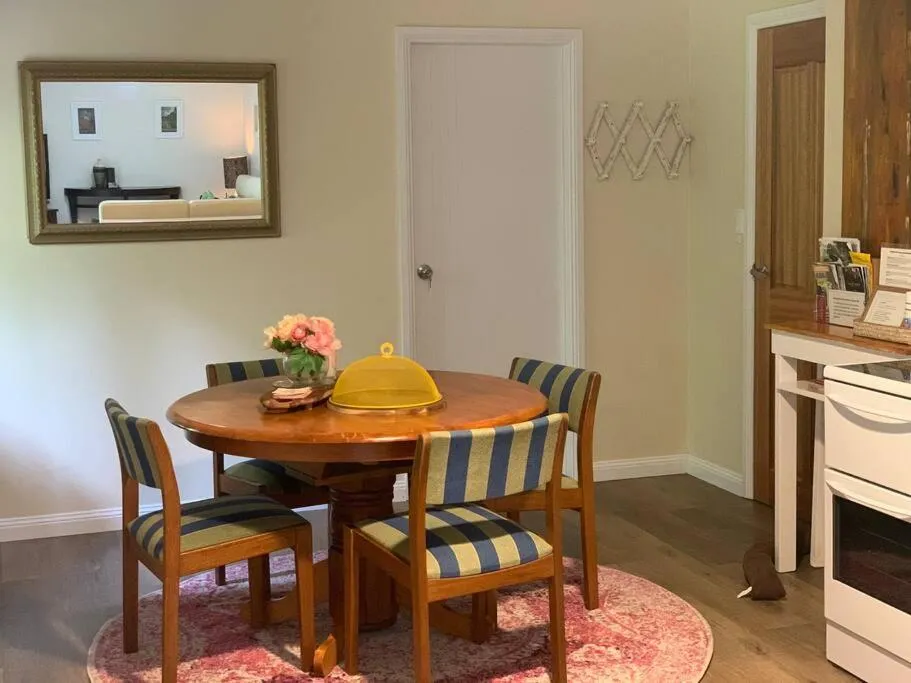 Dining area in Cloudland Garden Oasis