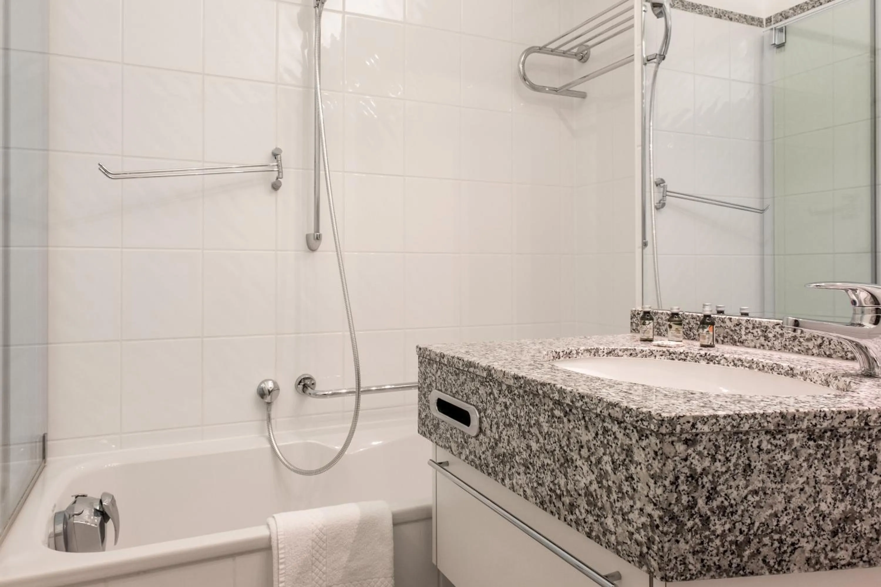 Bathroom in Apartment Alpenrose 2.5 mit Mitbenutzung SPA & Wellness - GRIWA RENT AG