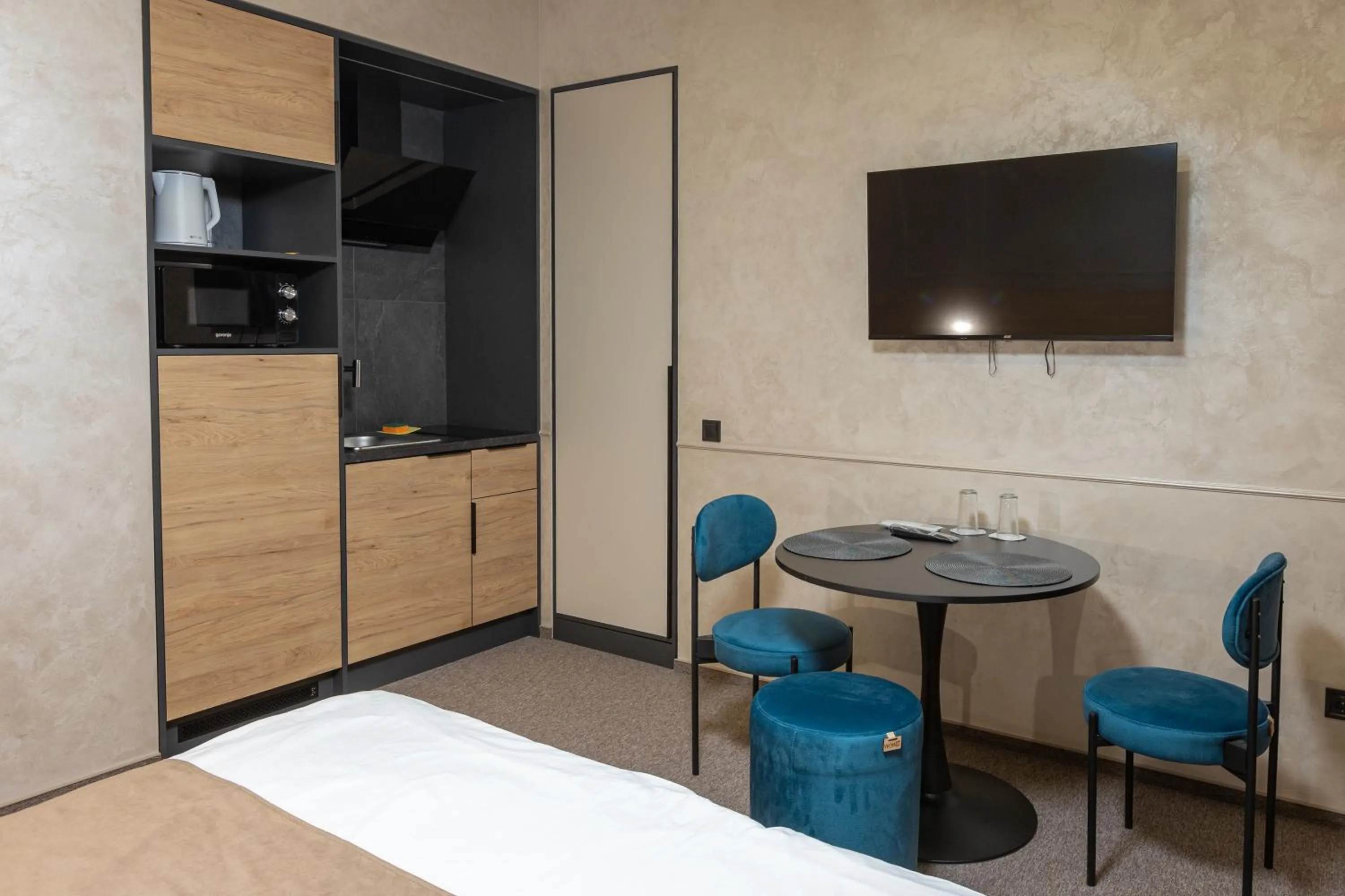 Studio Apartment with One Double Bed in Jam Apartments Miskevycha