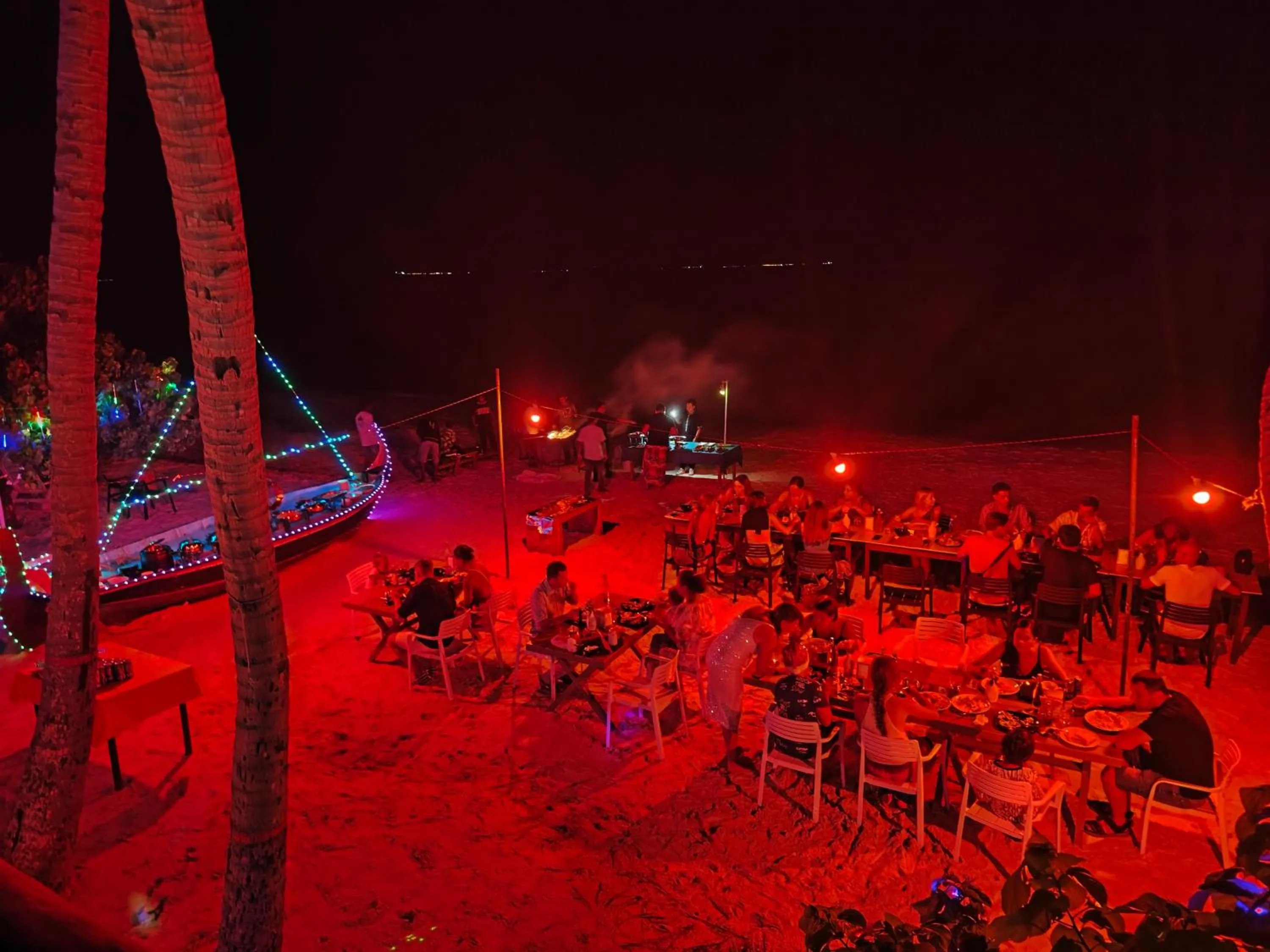 group of guests in Dhonfulhafi Beach View