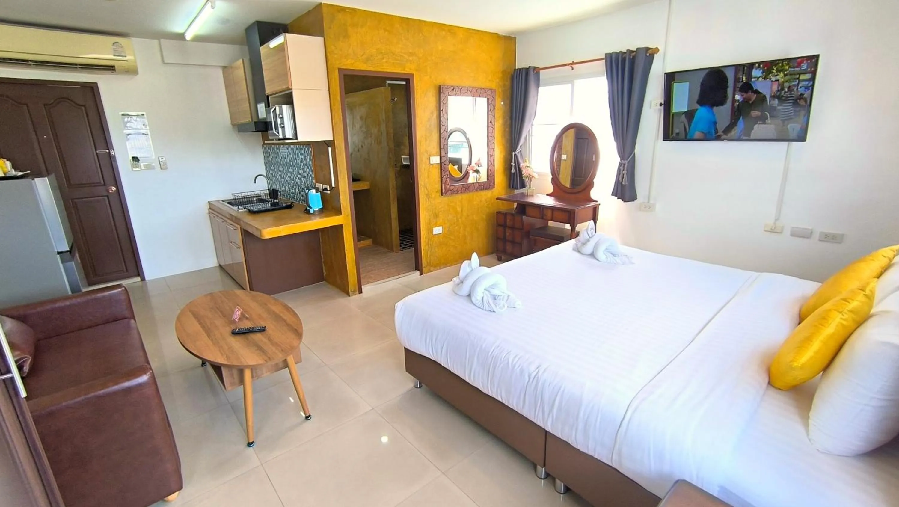 Photo of the whole room, Bed in Southern Comfort Patong