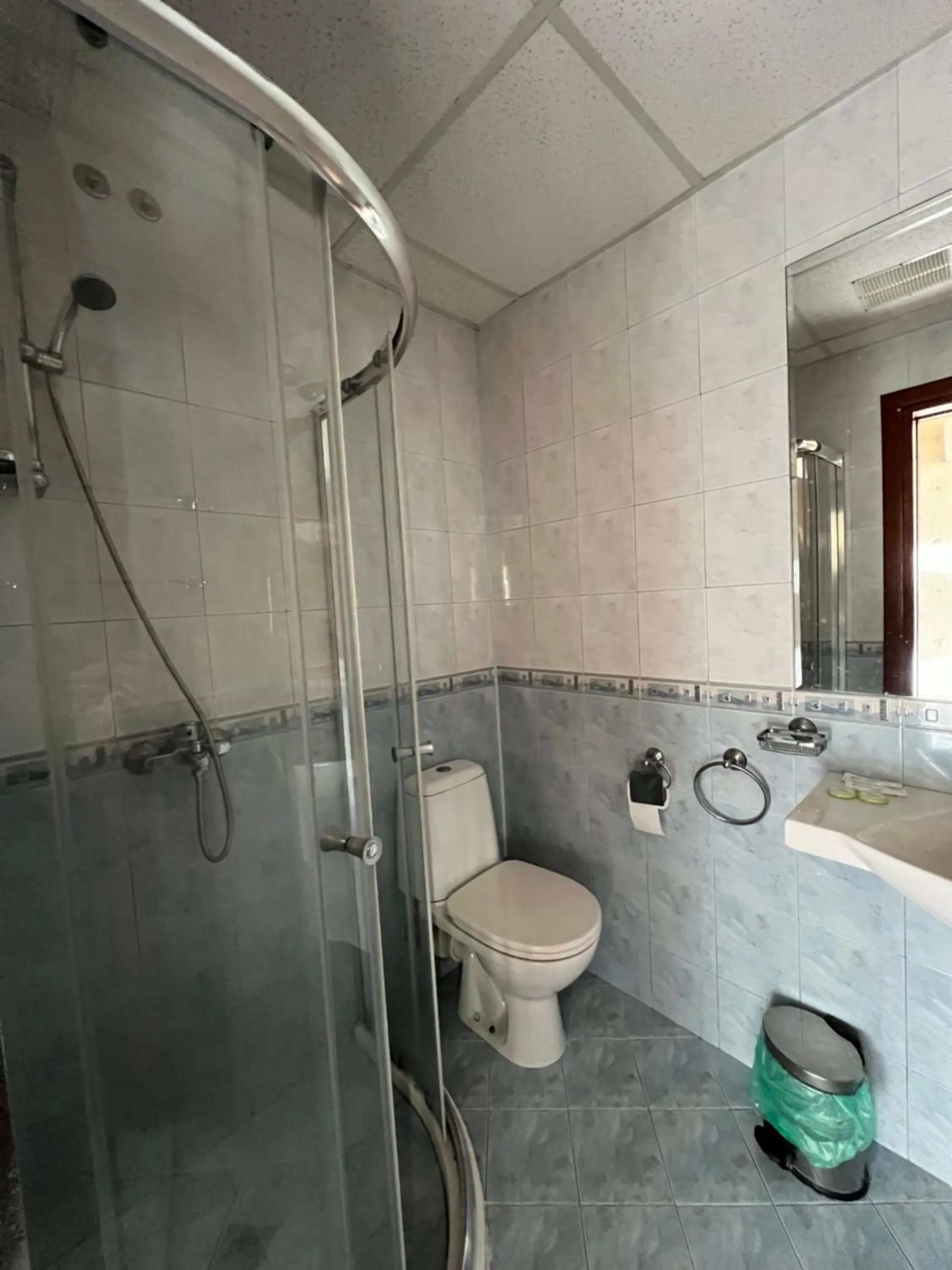 Shower in HOTEL BOLYARI