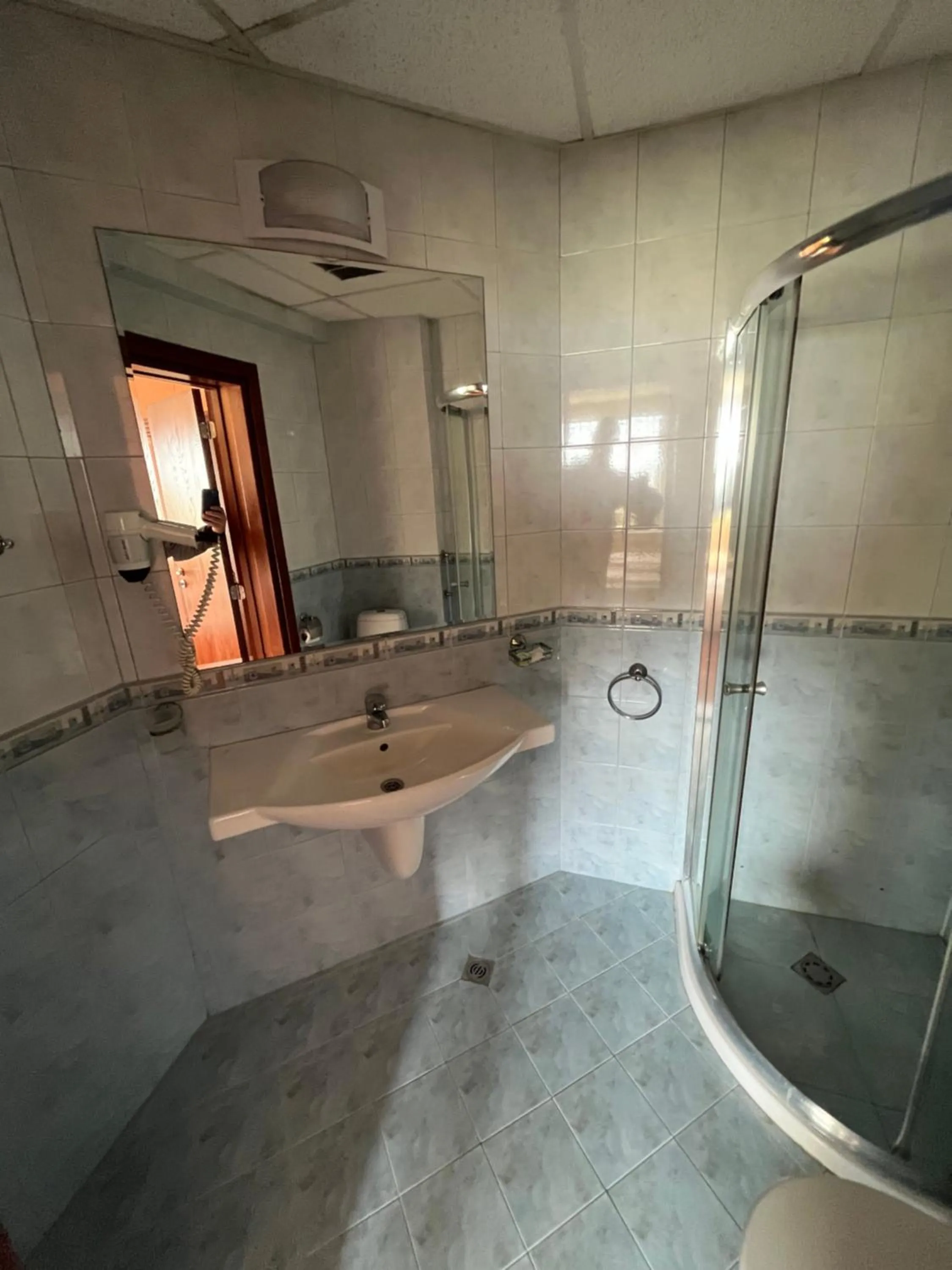 Shower in HOTEL BOLYARI